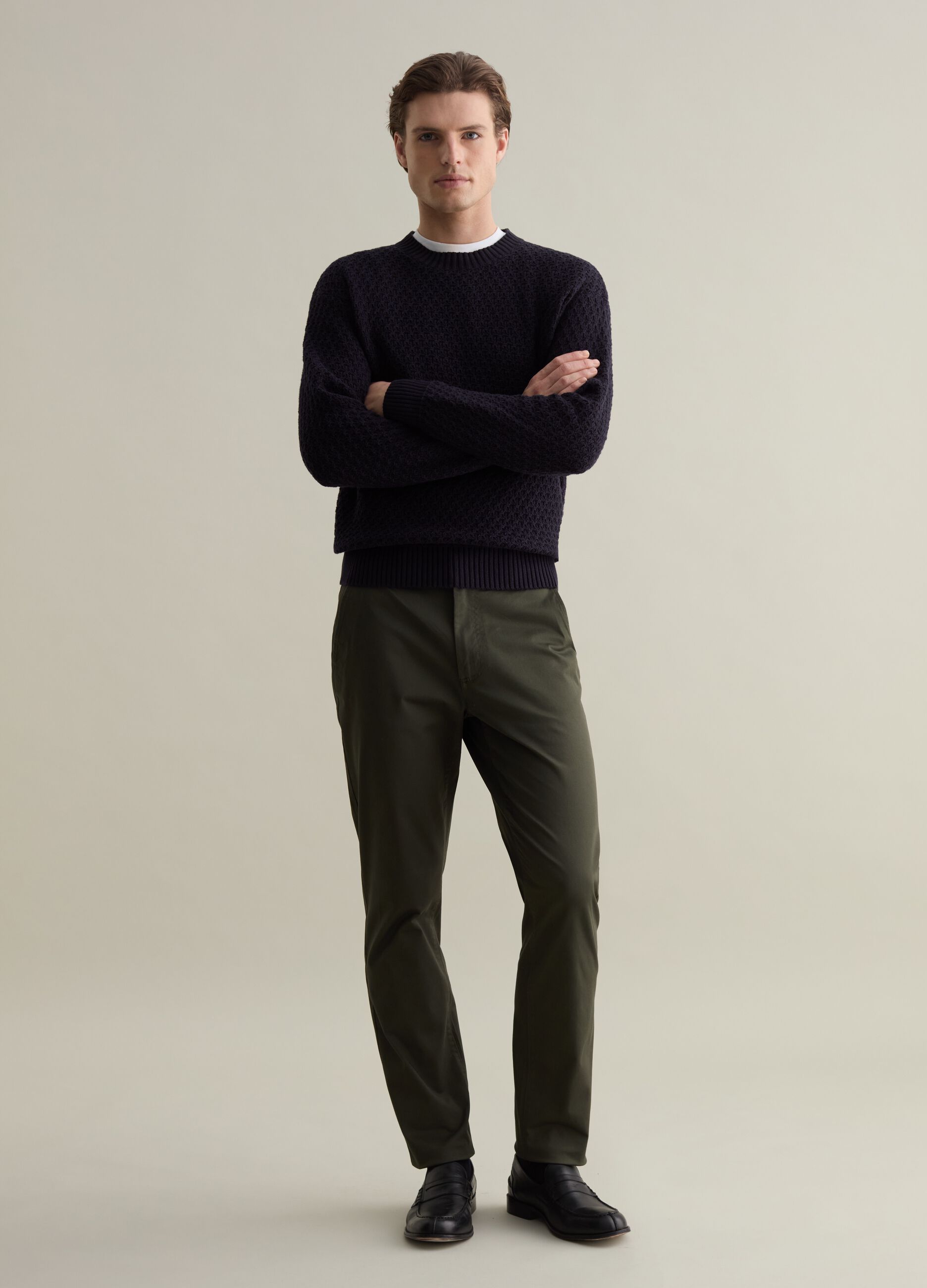 Pullover with round neck and woven design