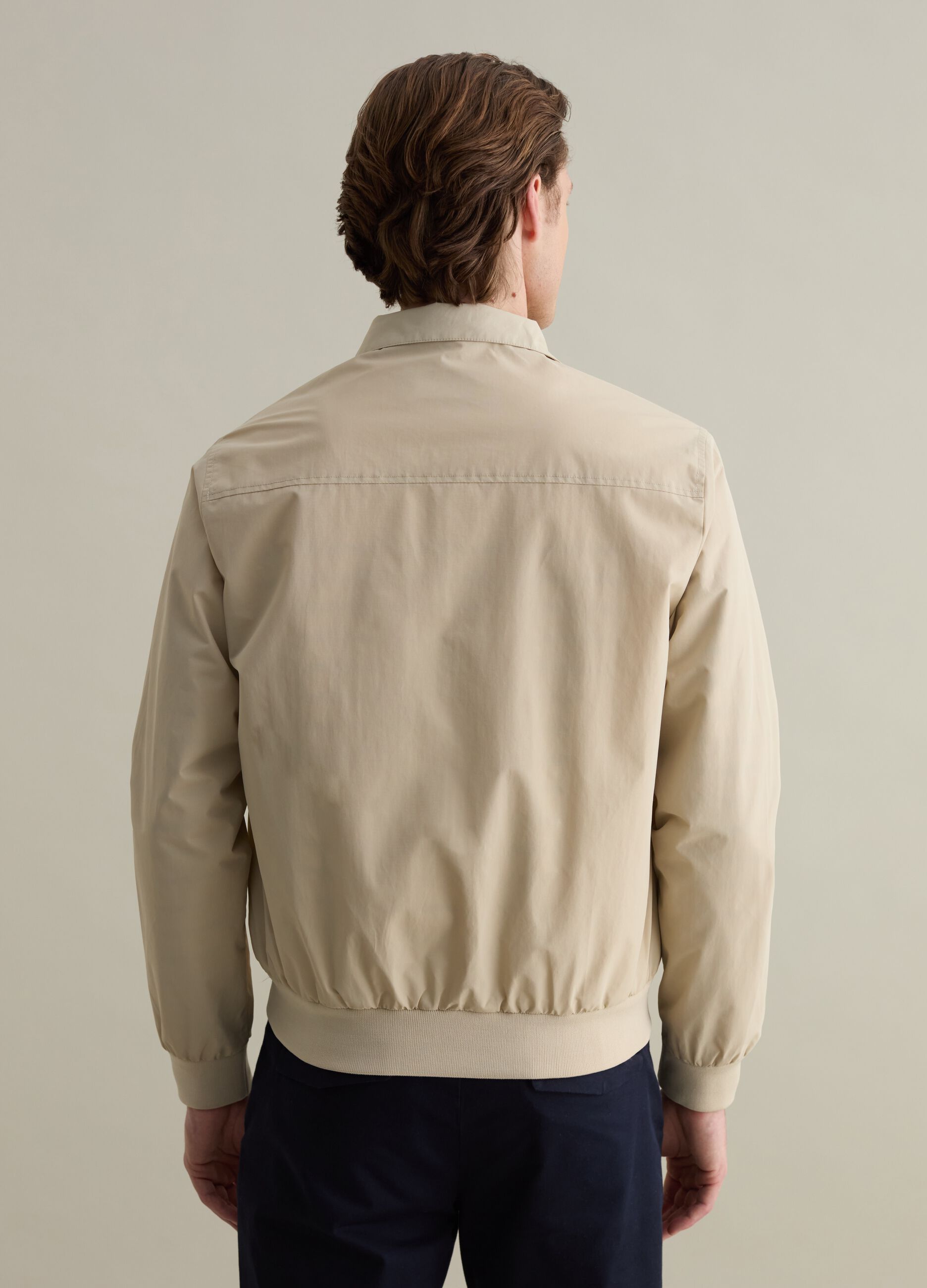 Cazadora bomber con cremallera de cuello alto