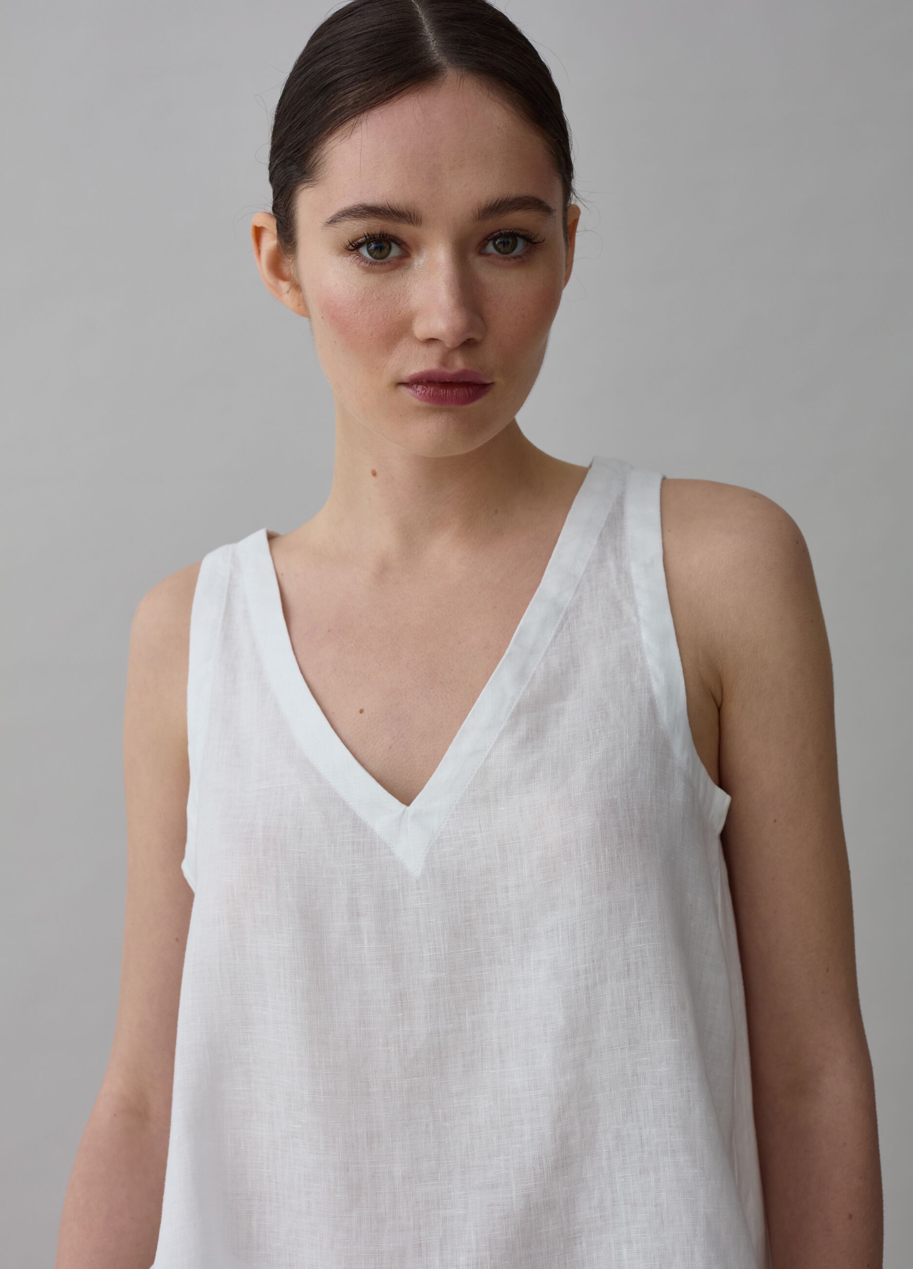 Blusa sin mangas de lino cuello de pico