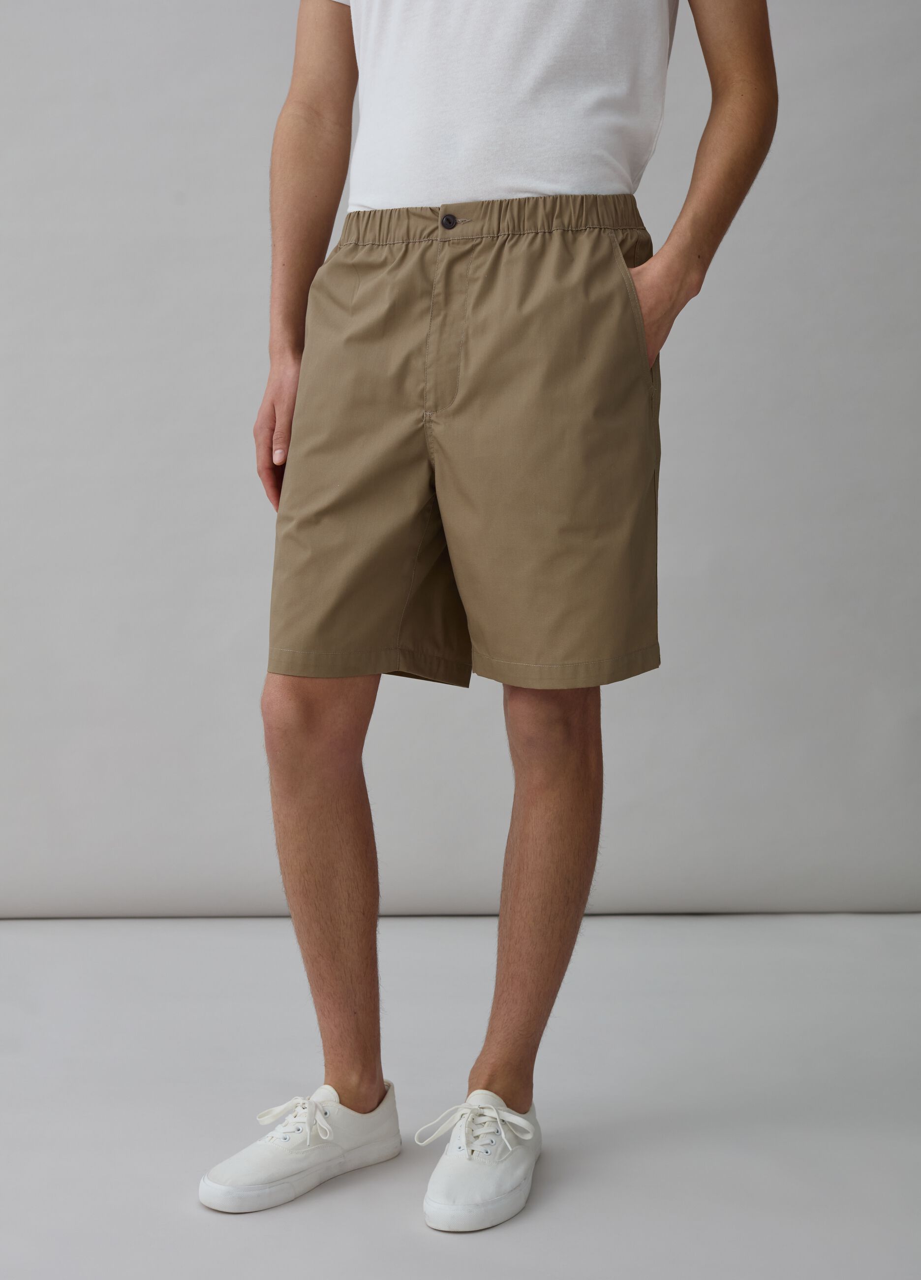 Selection solid colour Bermuda shorts_1