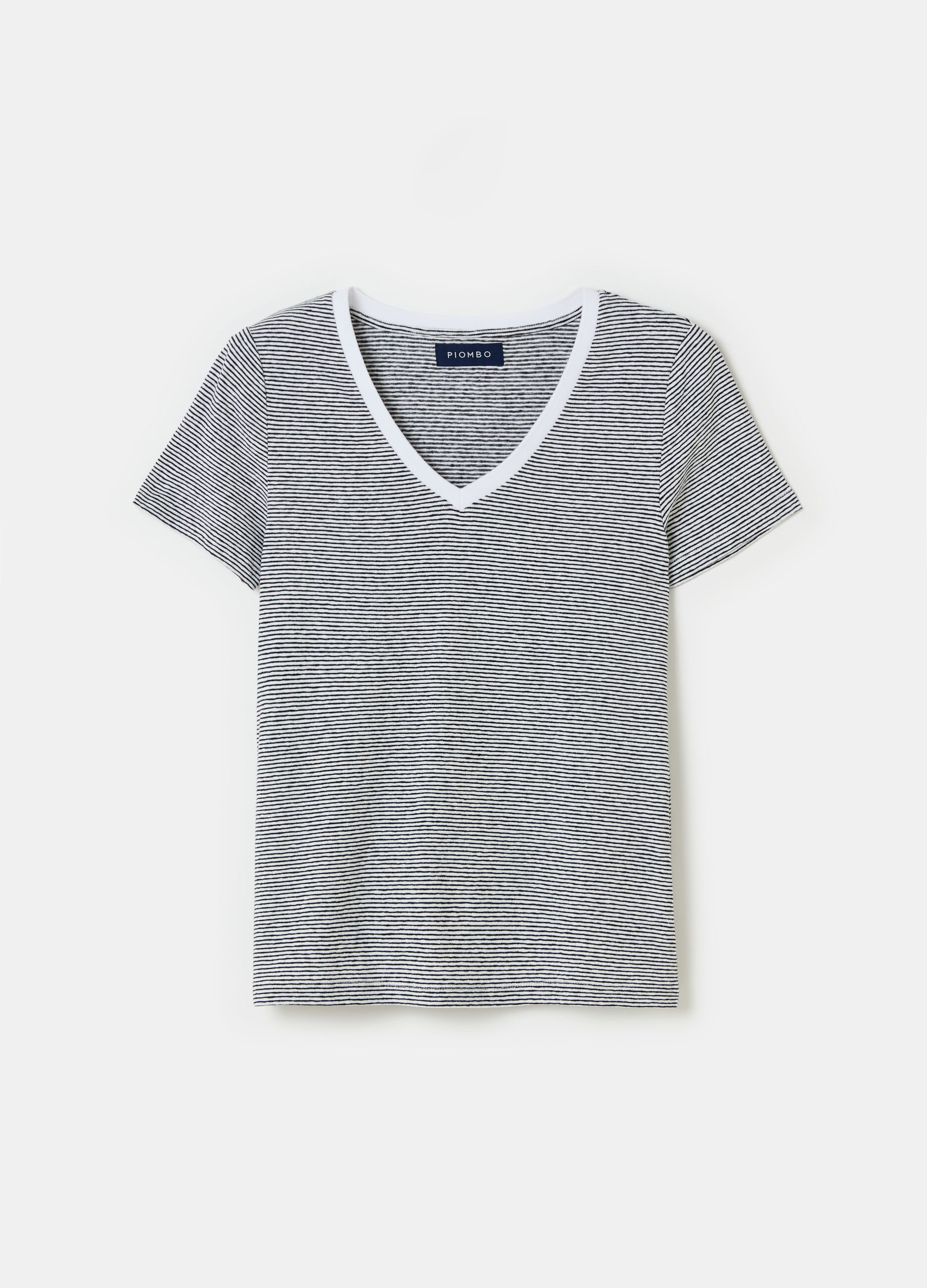 Contemporary T-shirt with thin stripes_3