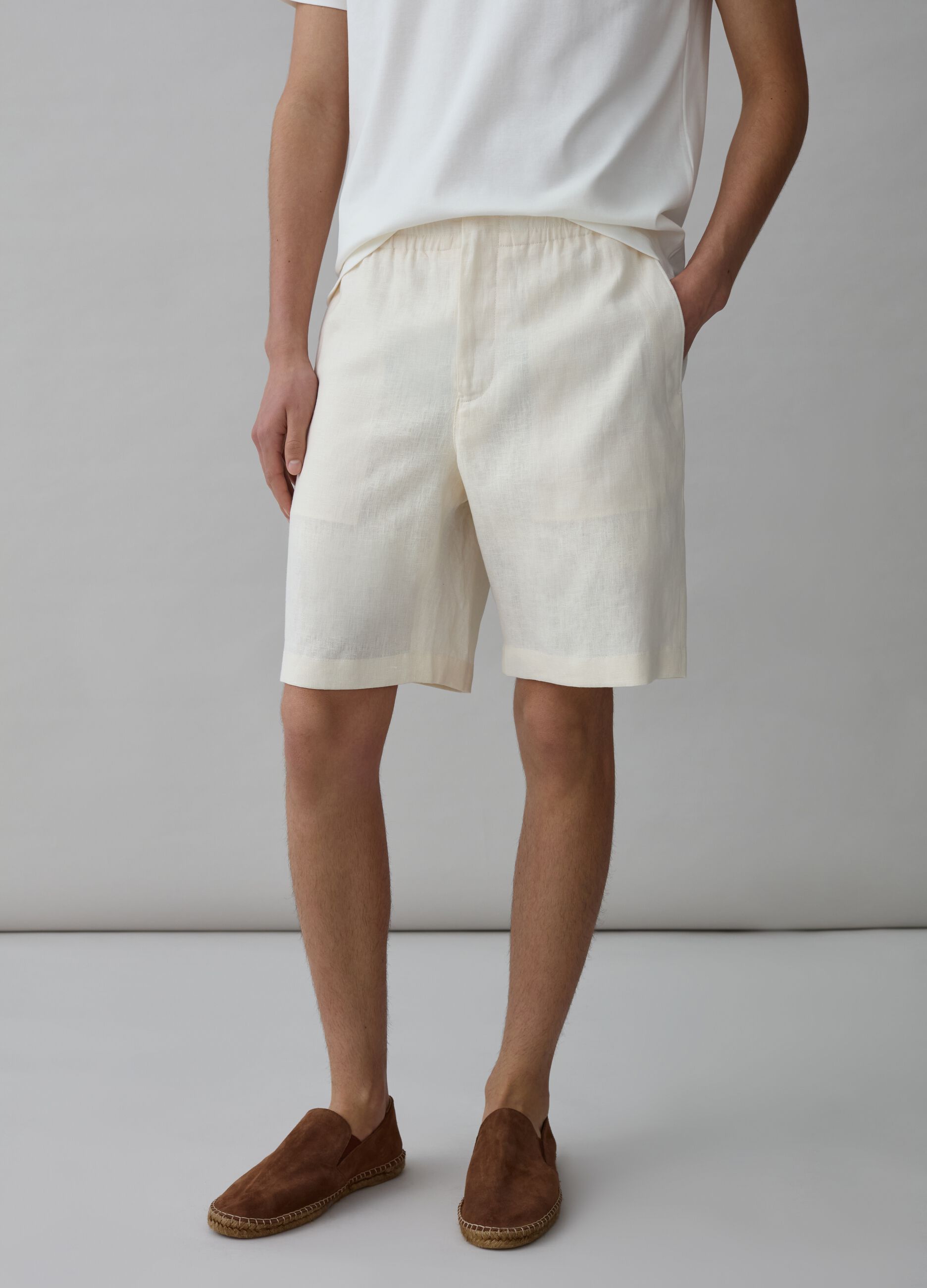 Contemporary Bermuda shorts in linen