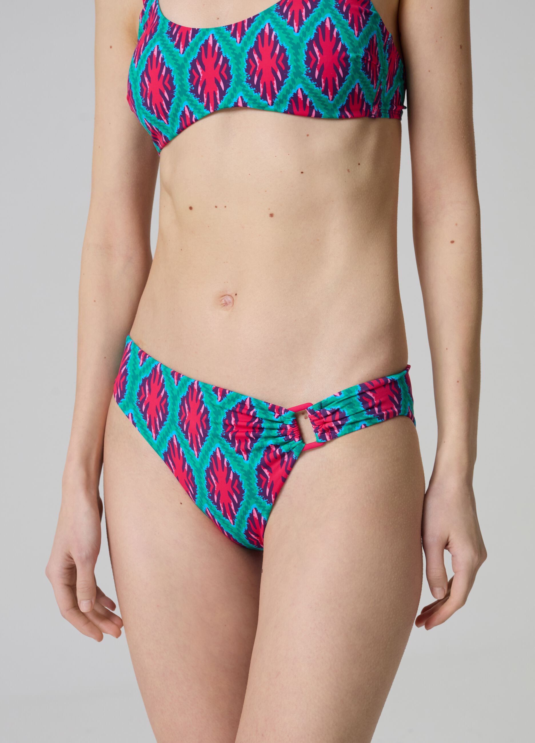Braguita de bikini estampado ikat con hebilla