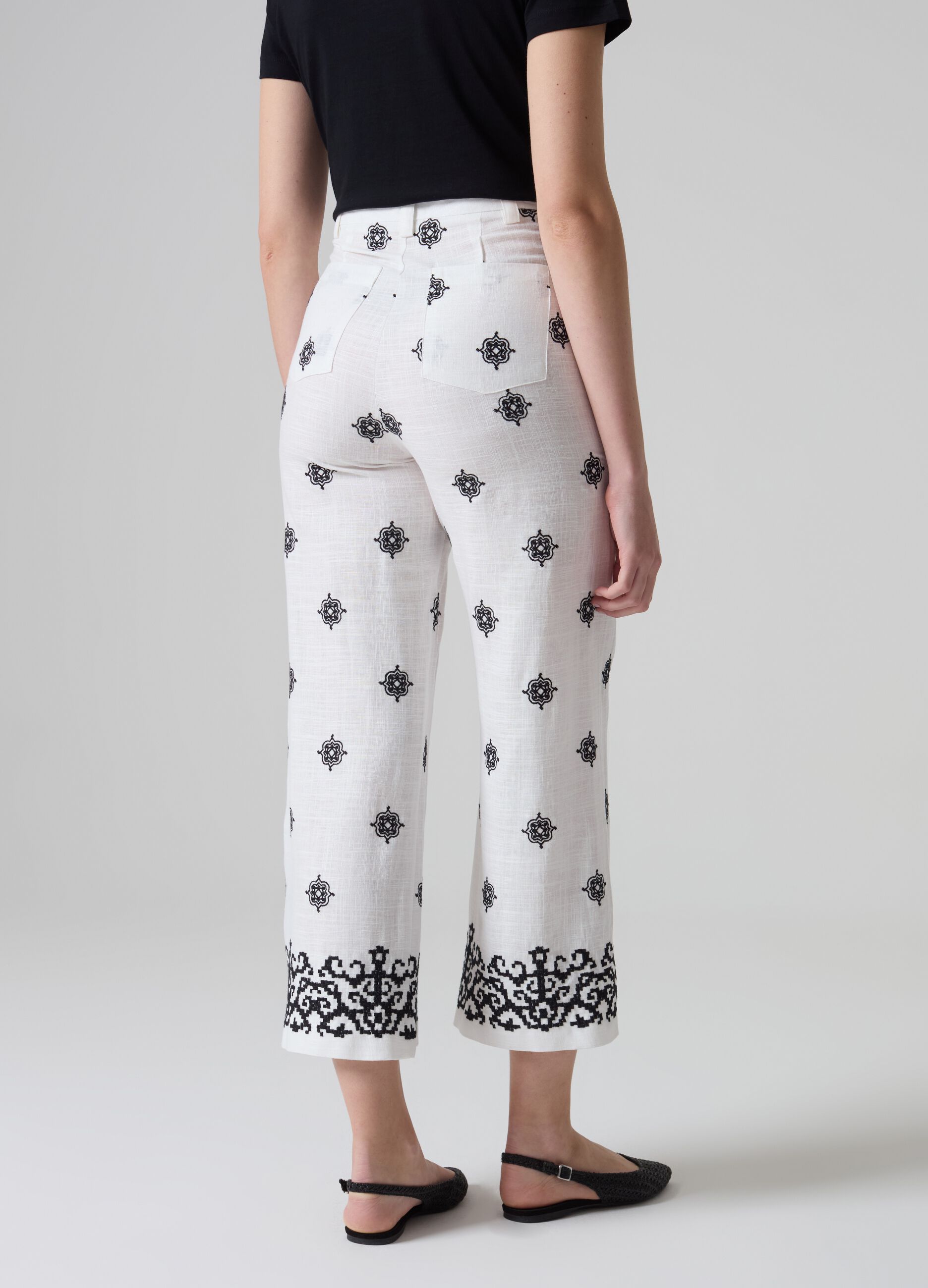 Pantalón wide leg con bordados étnicos_3