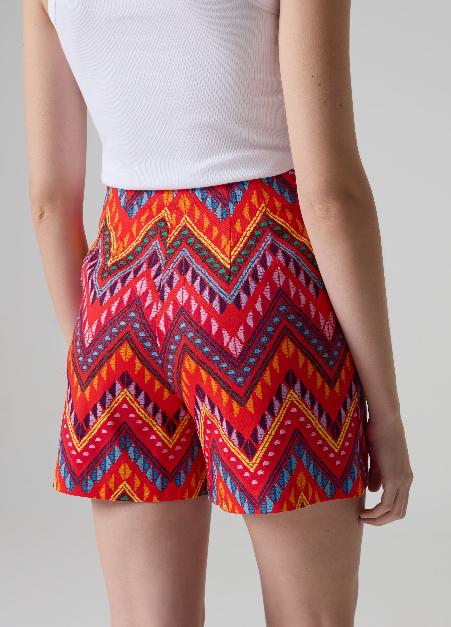 Shorts con estampado étnico multicolor