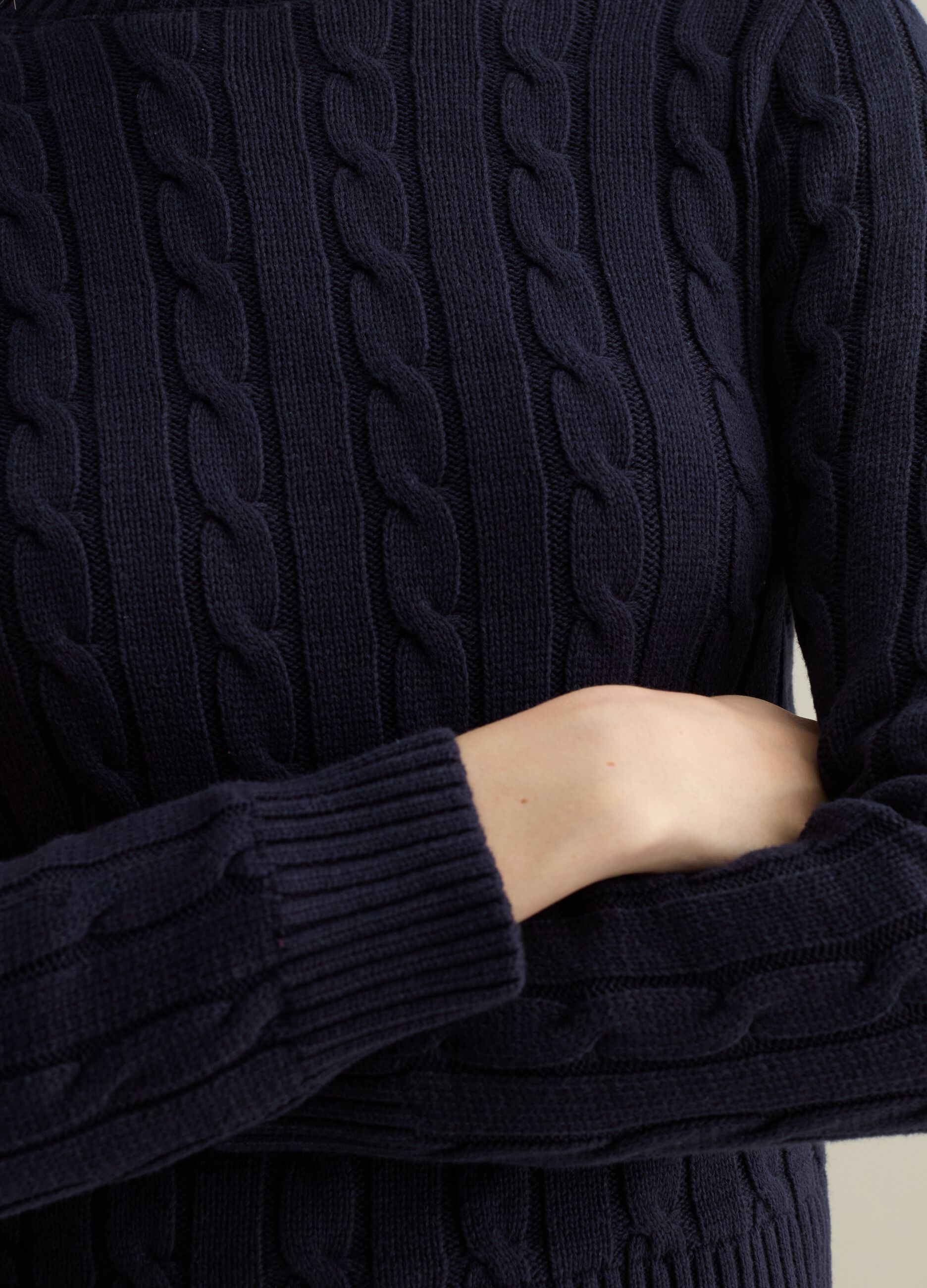 Ribbed pullover with cable-knit design_3
