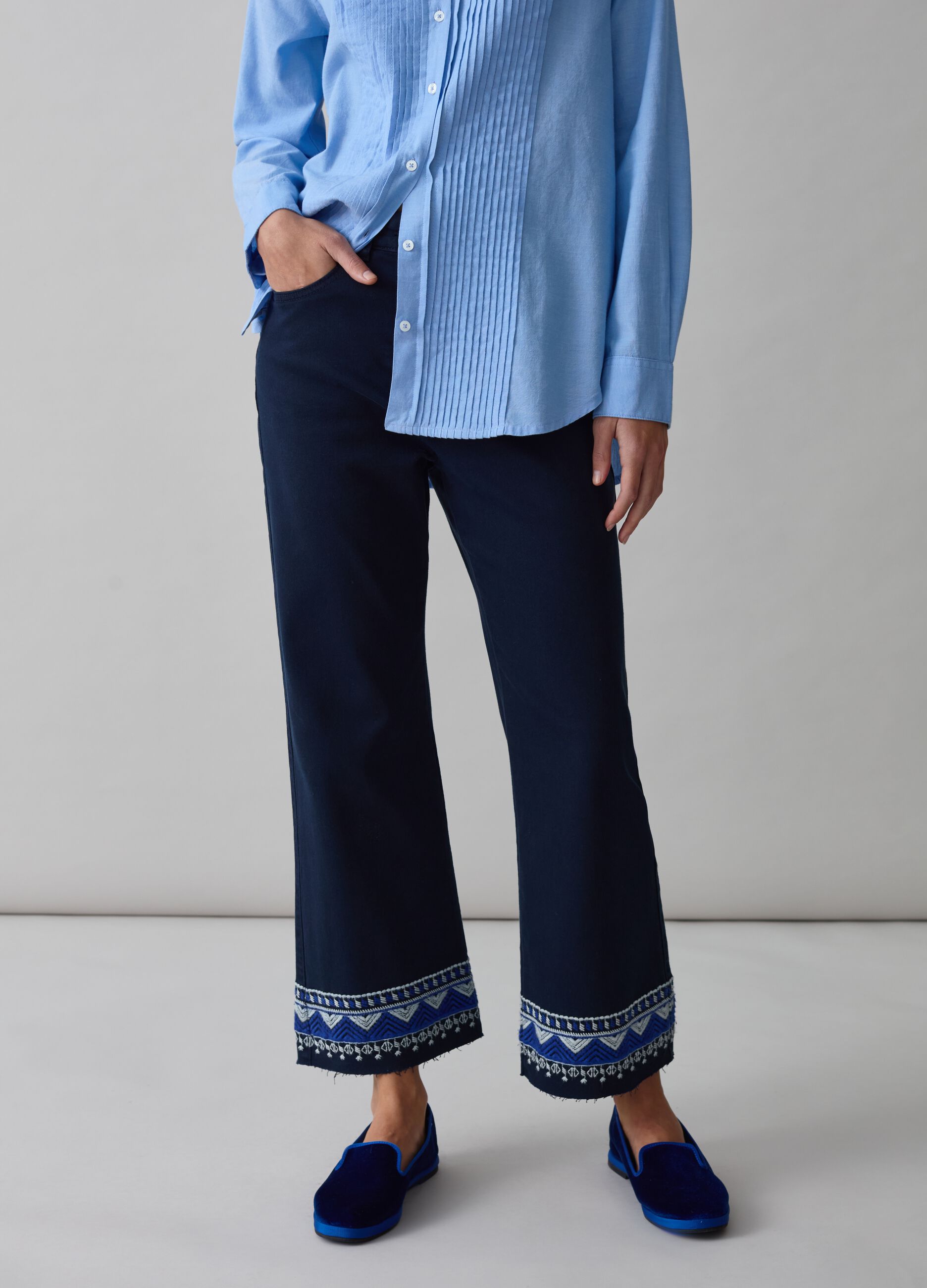 Vaqueros wide leg con bordados étnicos_1