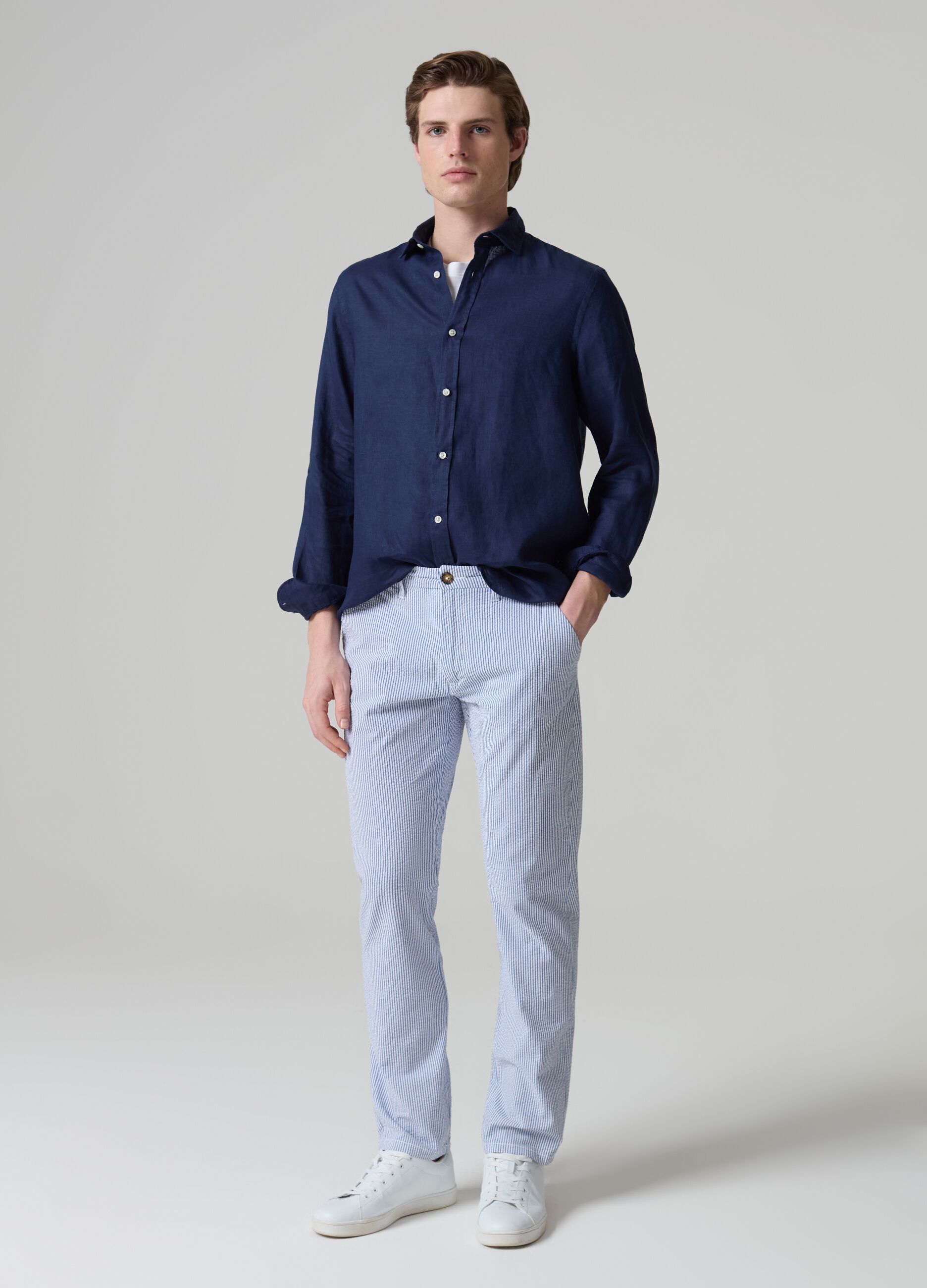 Chino trousers in seersucker with thin stripes