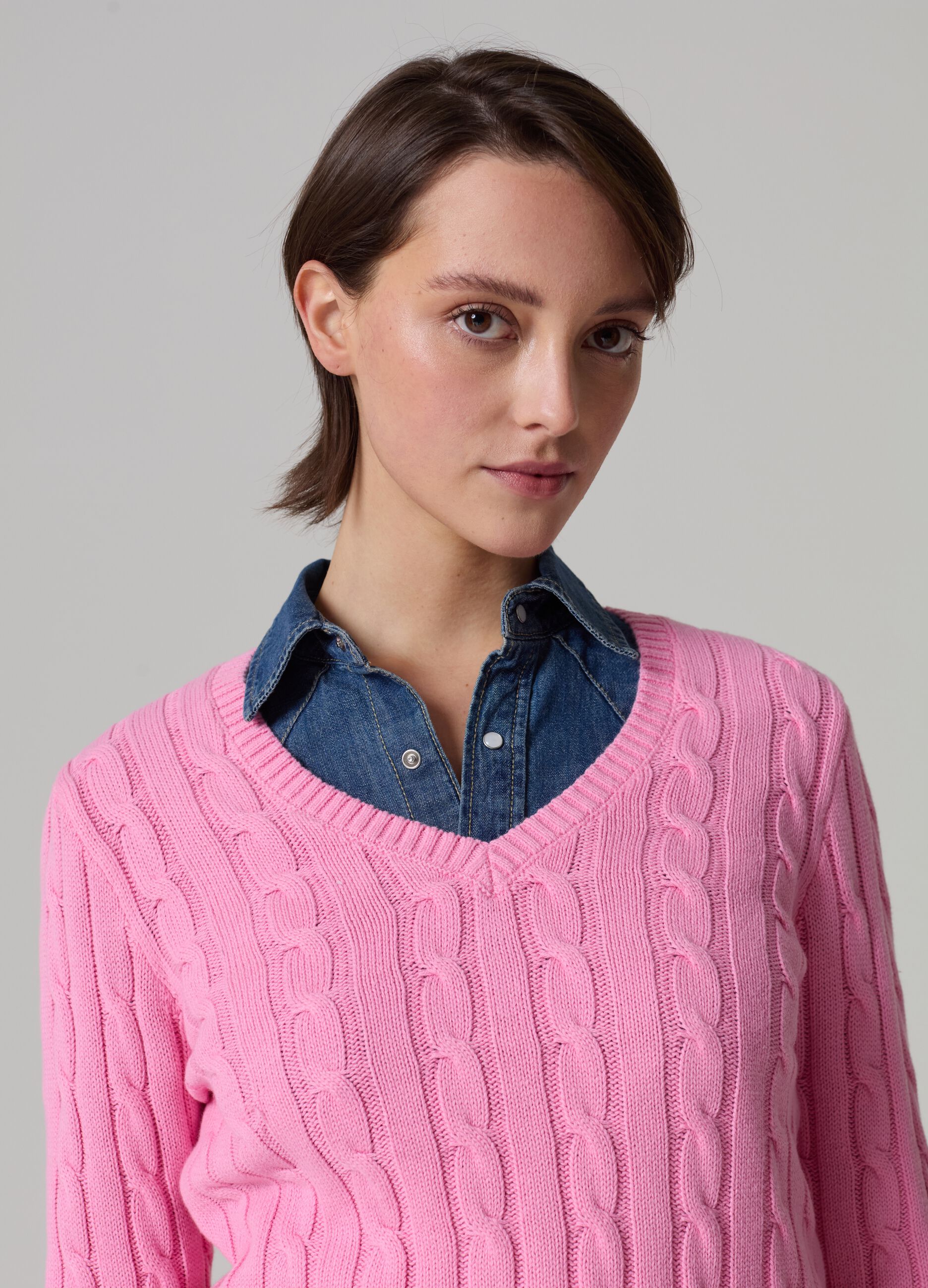 Pullover with V neck and cable-knit design_0