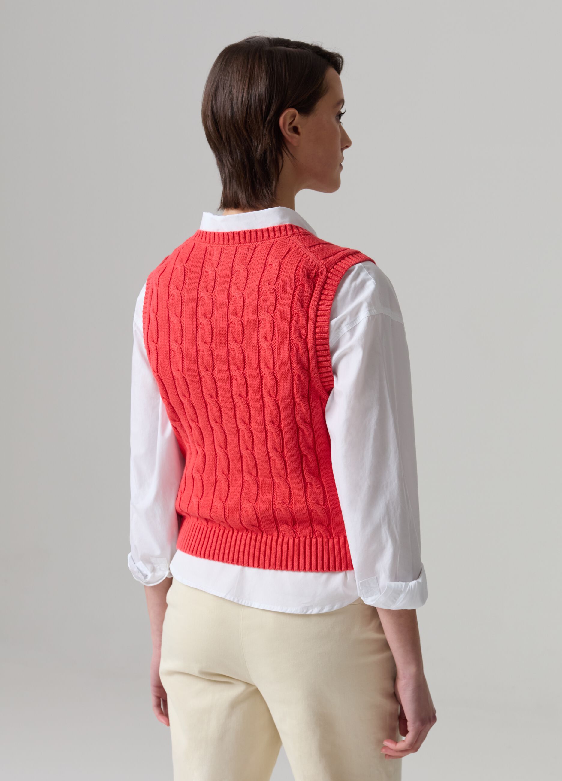 Ribbed closed gilet with cable-knit design_2