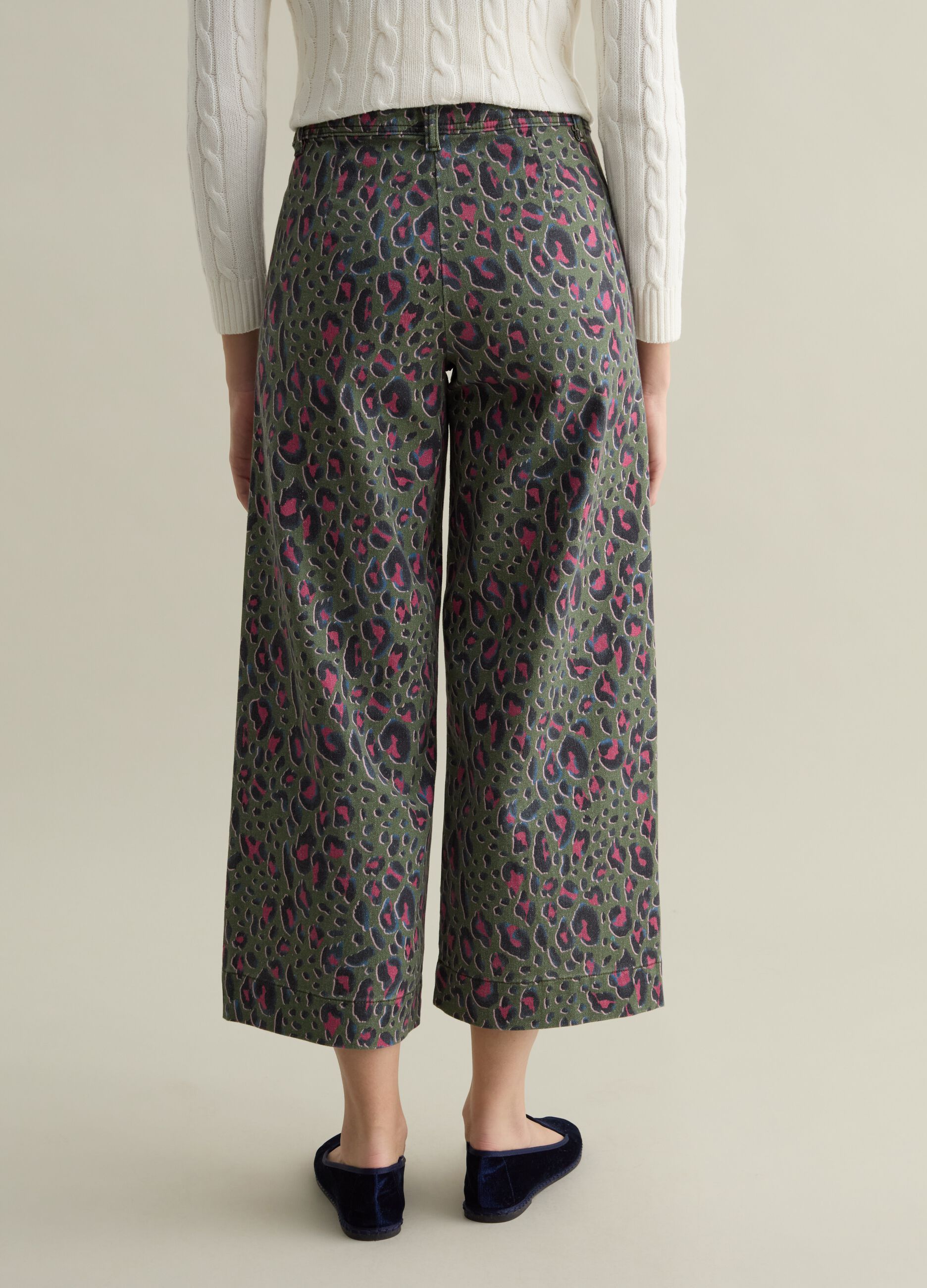 Wide-leg trousers with animal print pattern