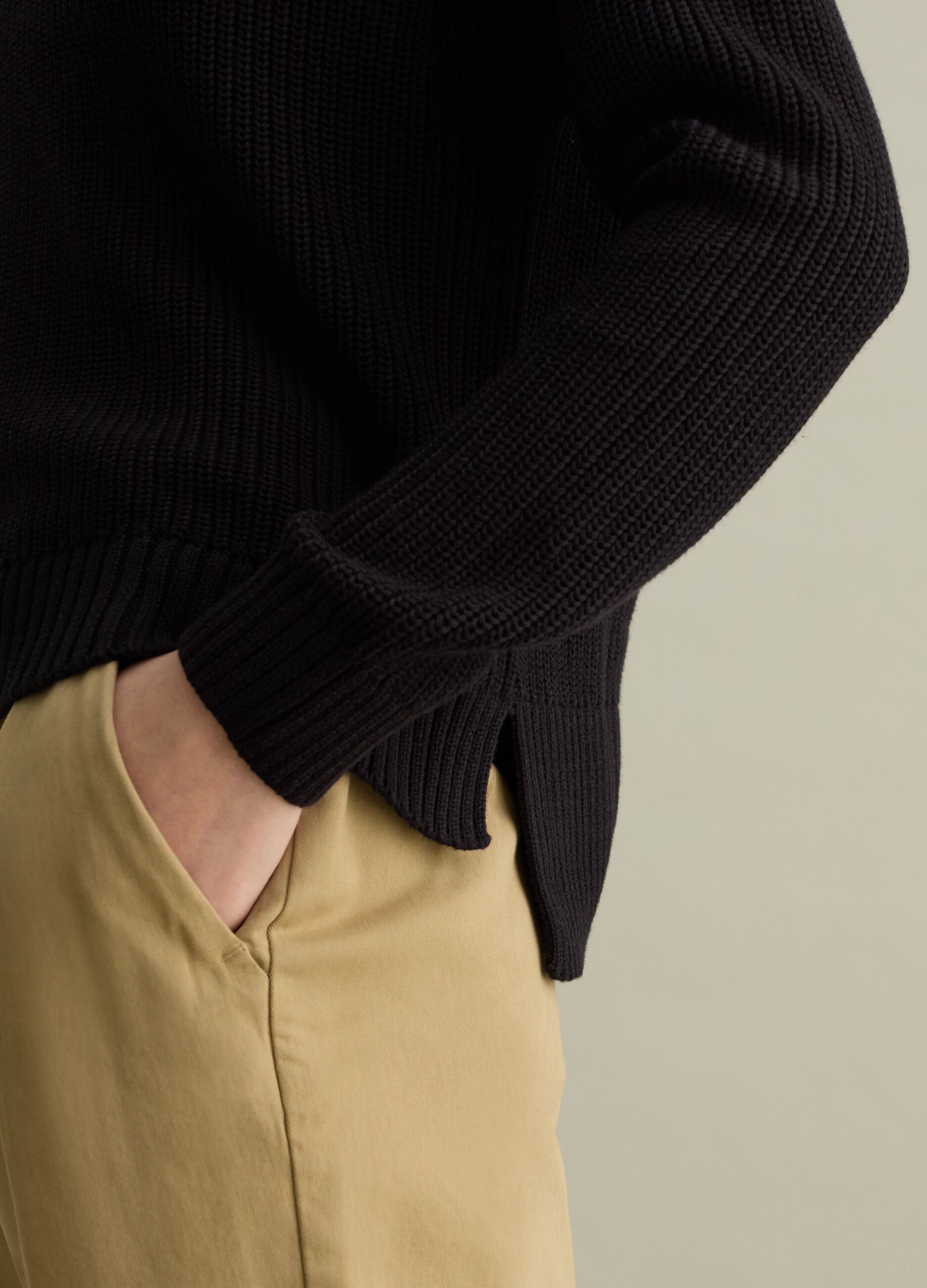 Knit pullover with raglan sleeves