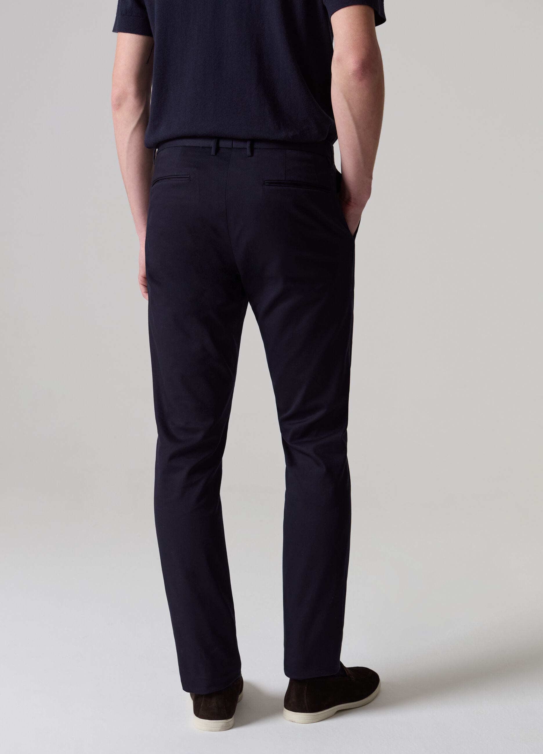 Contemporary chino trousers with five pockets_2