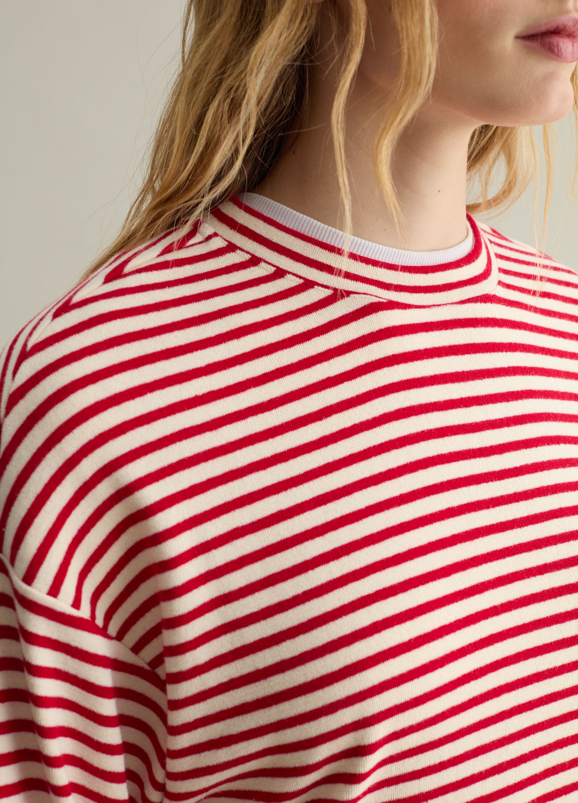 Sweatshirt with thin stripes