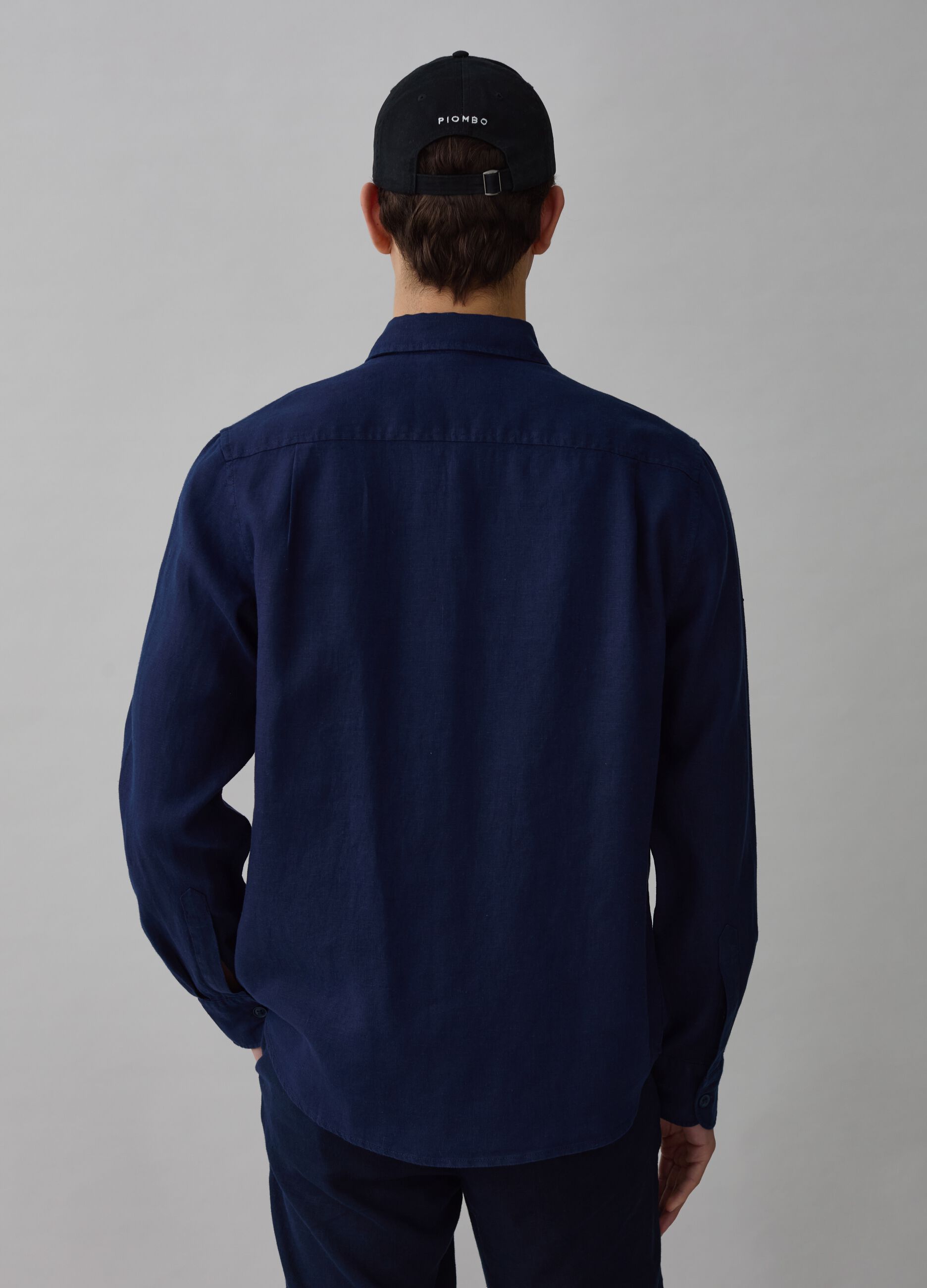 Regular-fit shirt in linen with pockets_2
