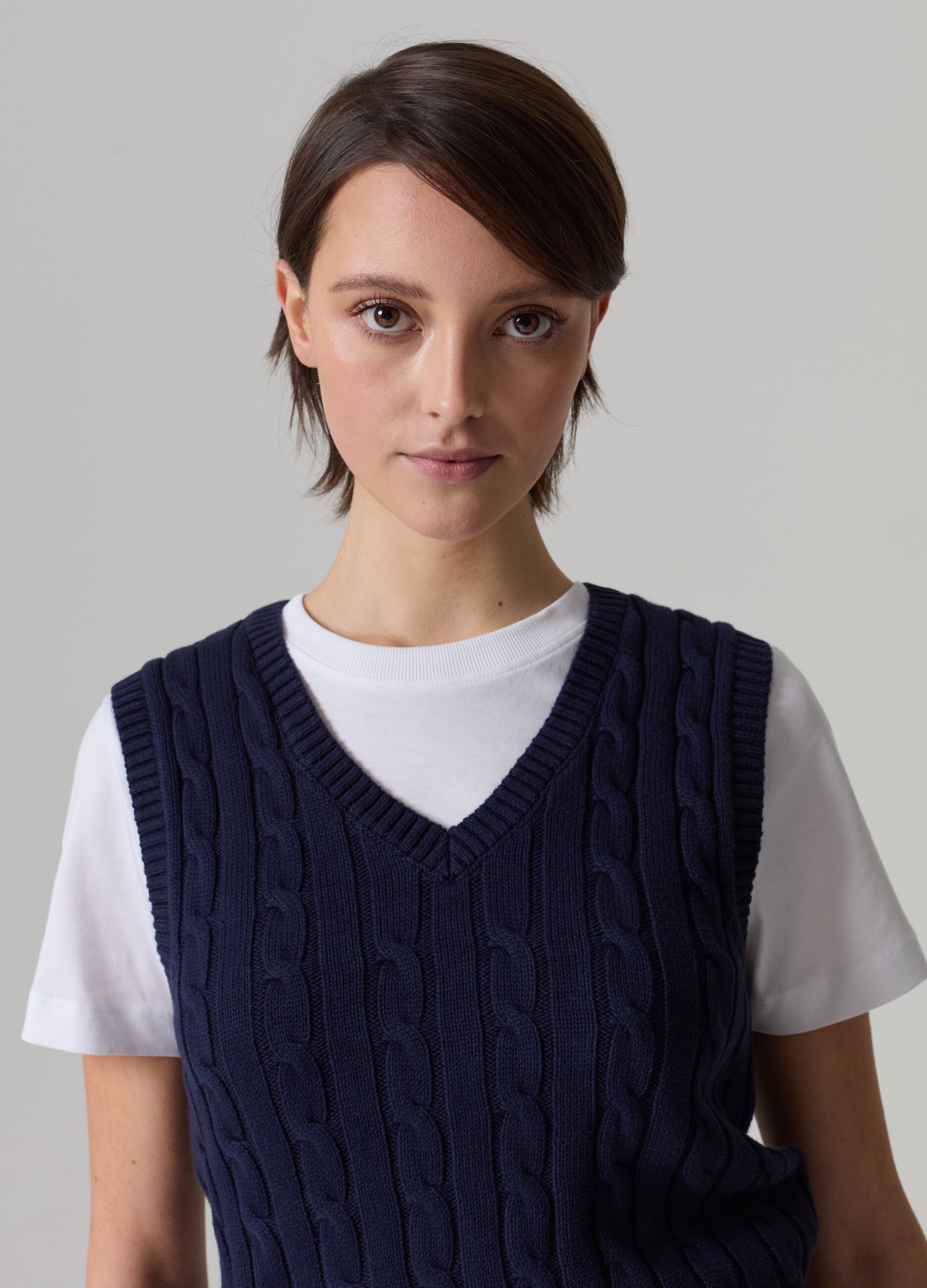 Ribbed closed gilet with cable-knit design_0