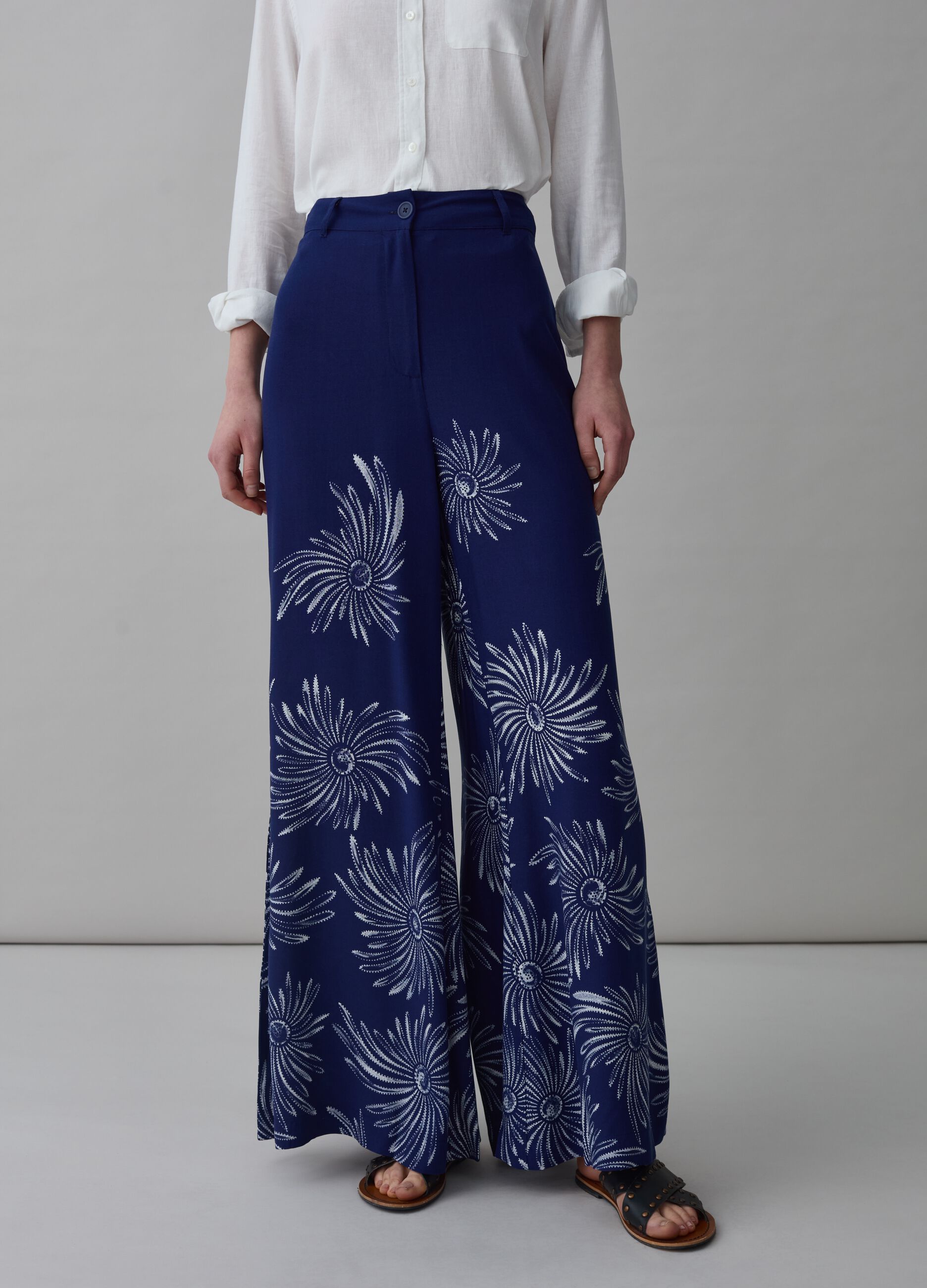 Pantalón flare fit de viscosa con estampado_1