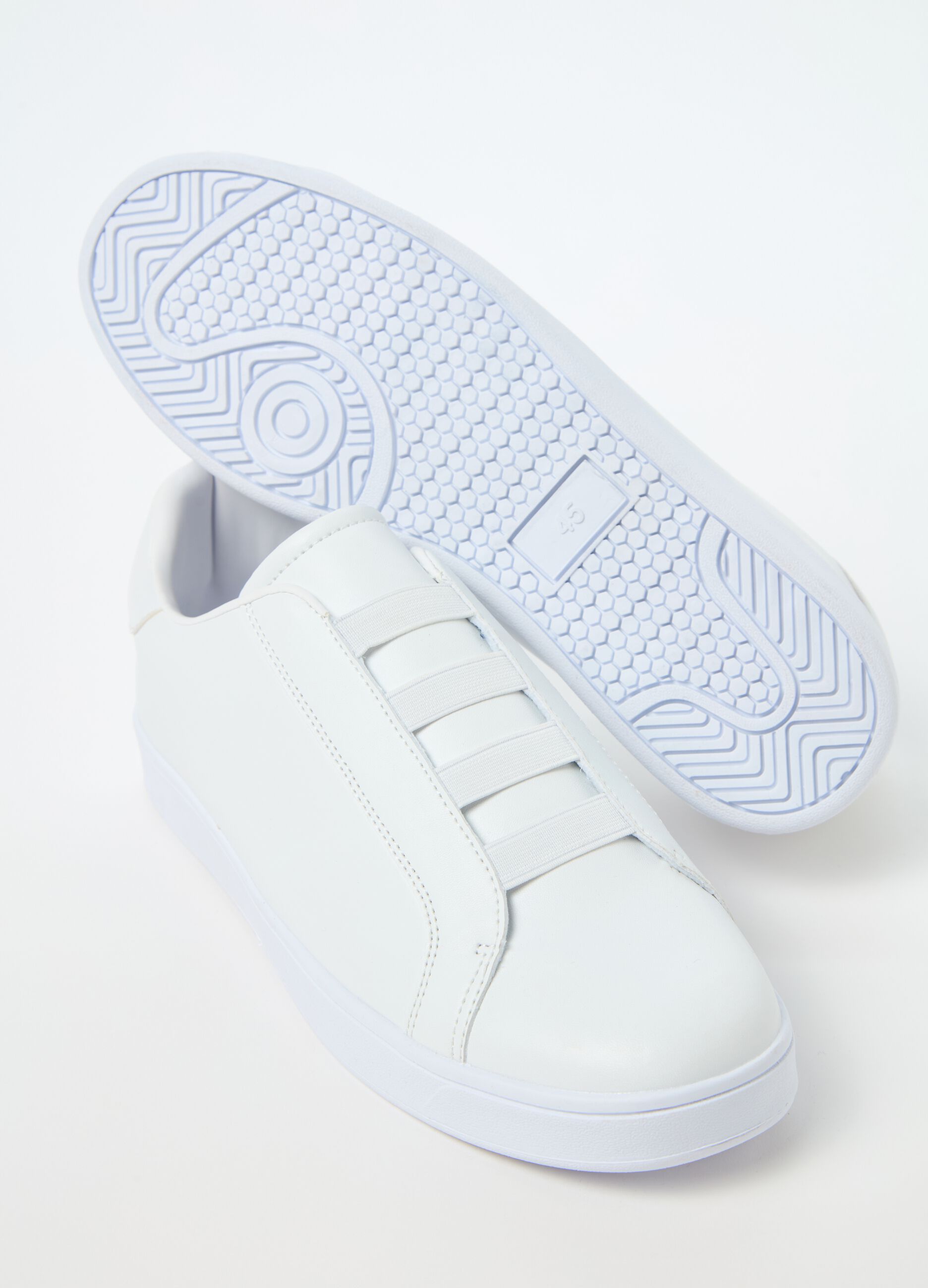 Contemporary sneakers with stretch laces