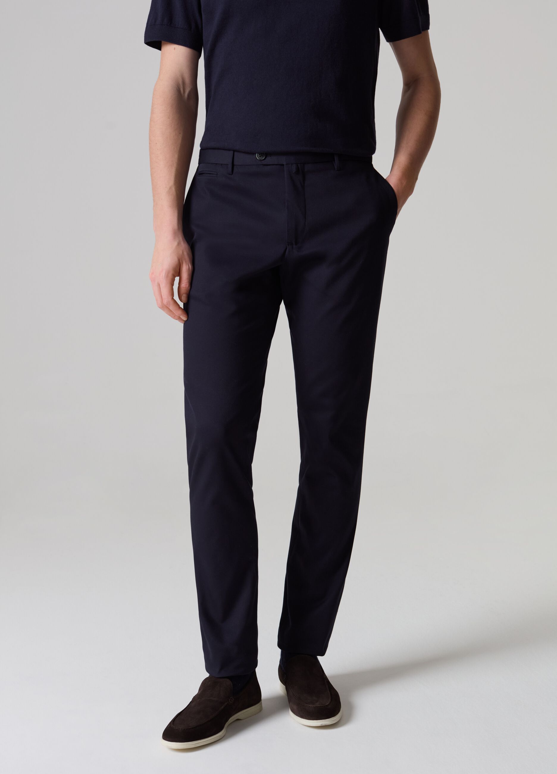 Contemporary chino trousers with five pockets