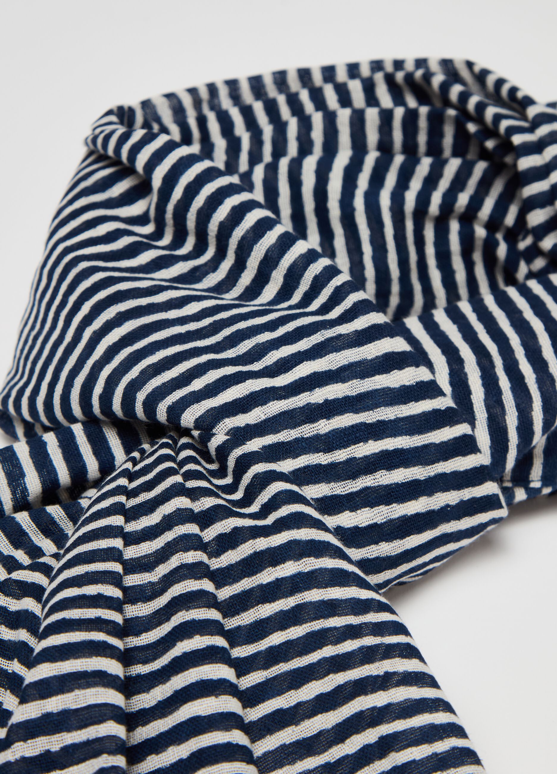 Fringed scarf with thin stripes_0
