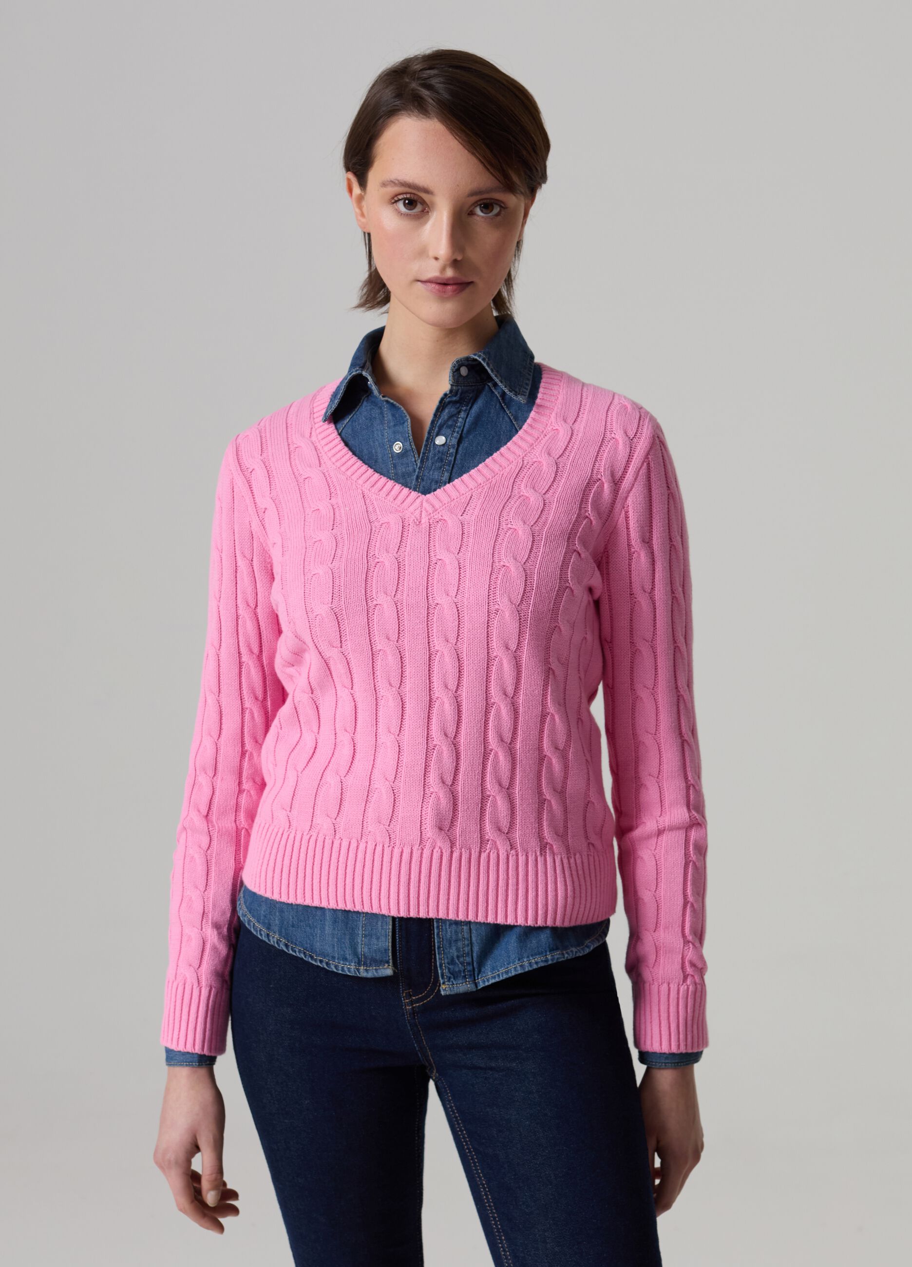 Pullover with V neck and cable-knit design_1