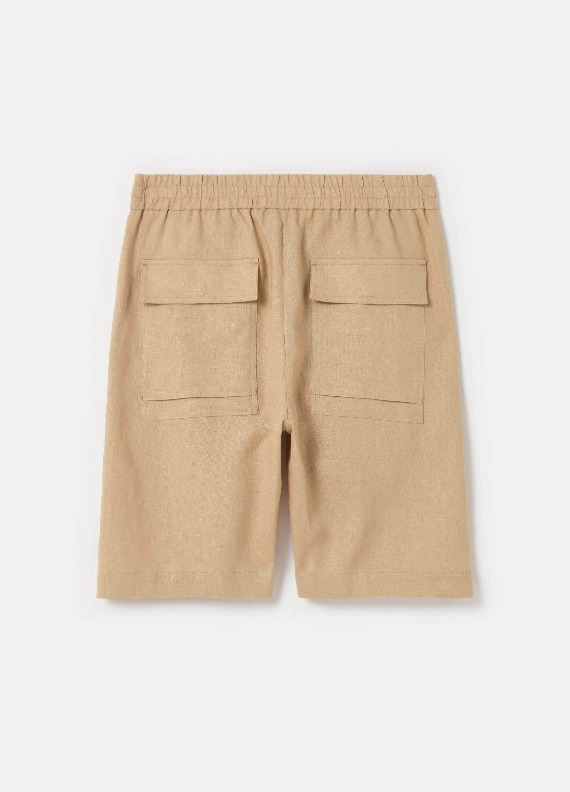 Contemporary Bermuda shorts in linen