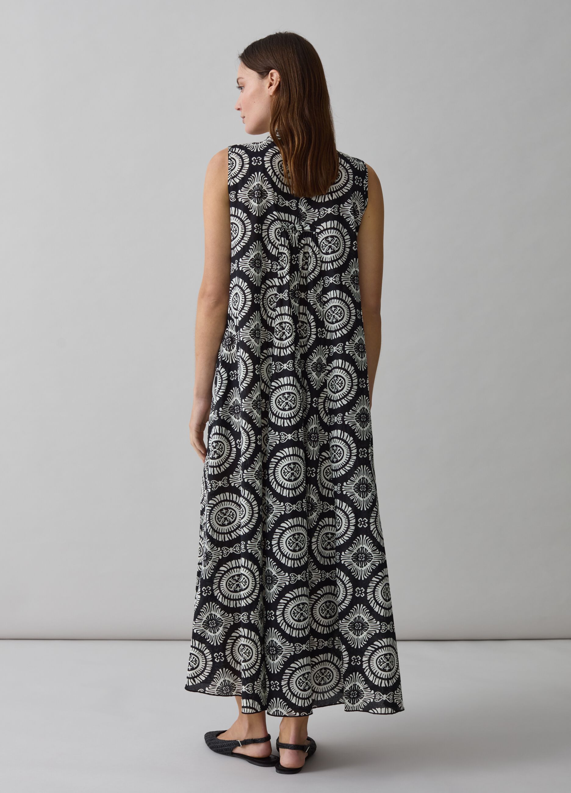 Vestido midi estampado con escote de pico_2