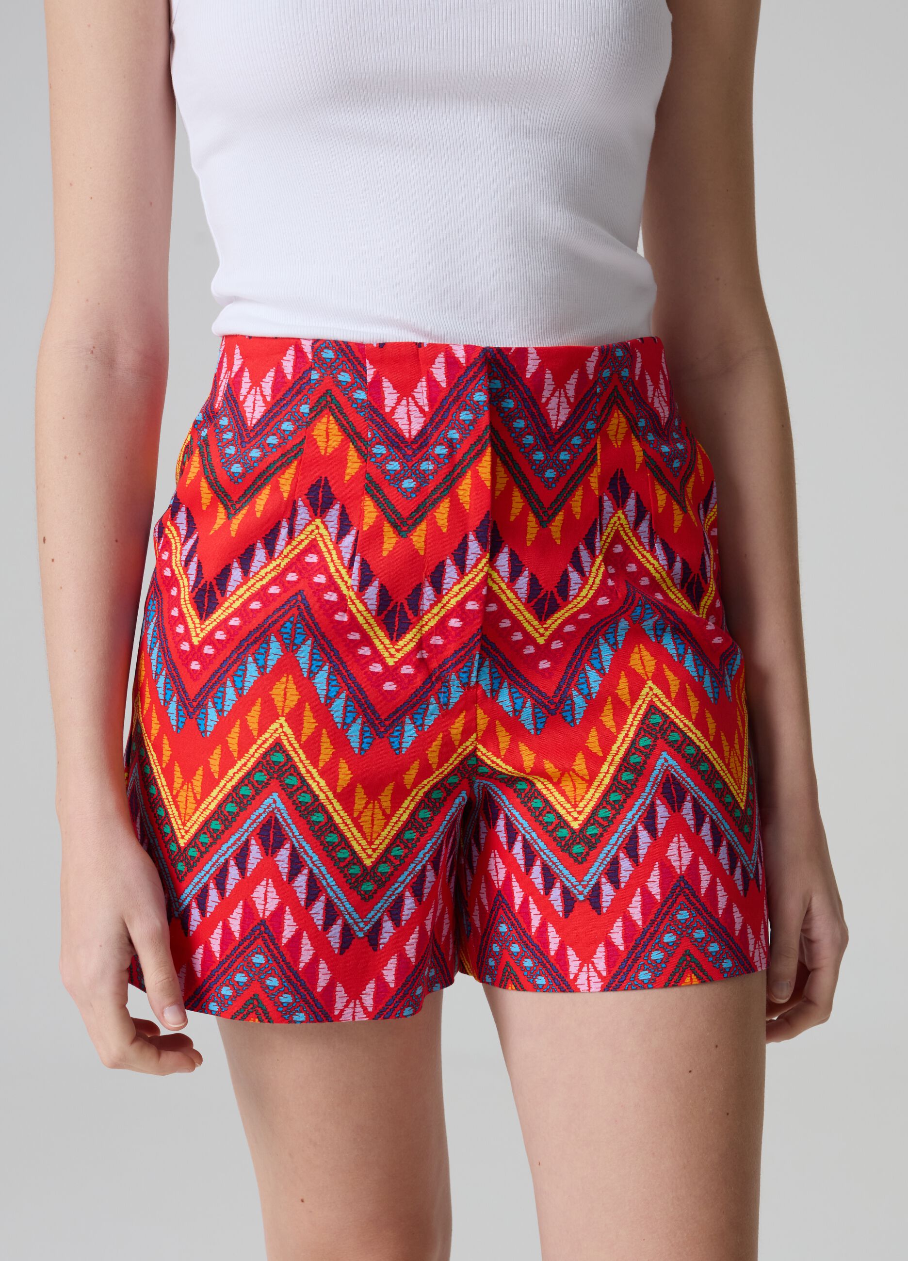 Shorts con estampado étnico multicolor