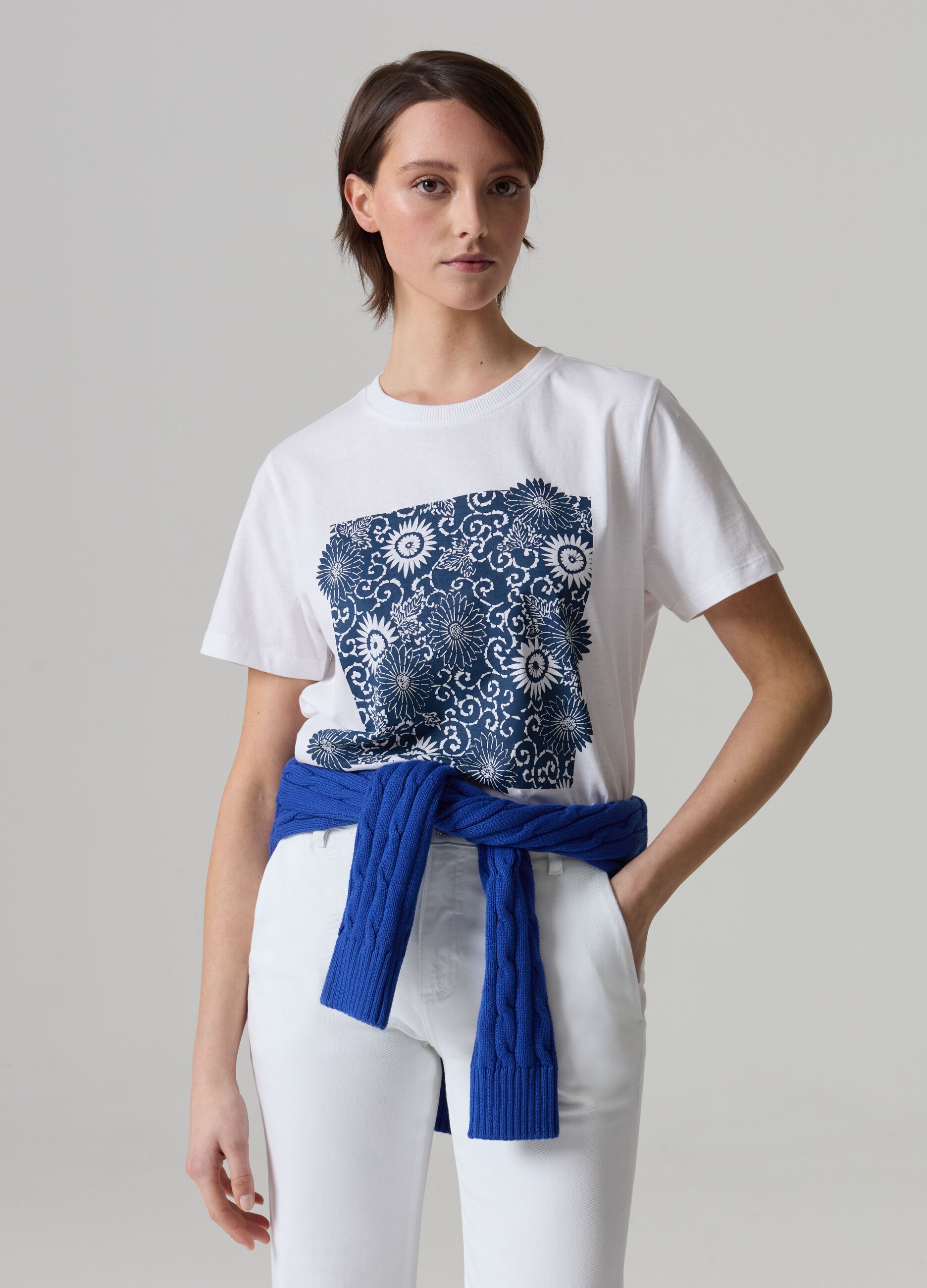 Camiseta de algodón orgánico con estampado floral