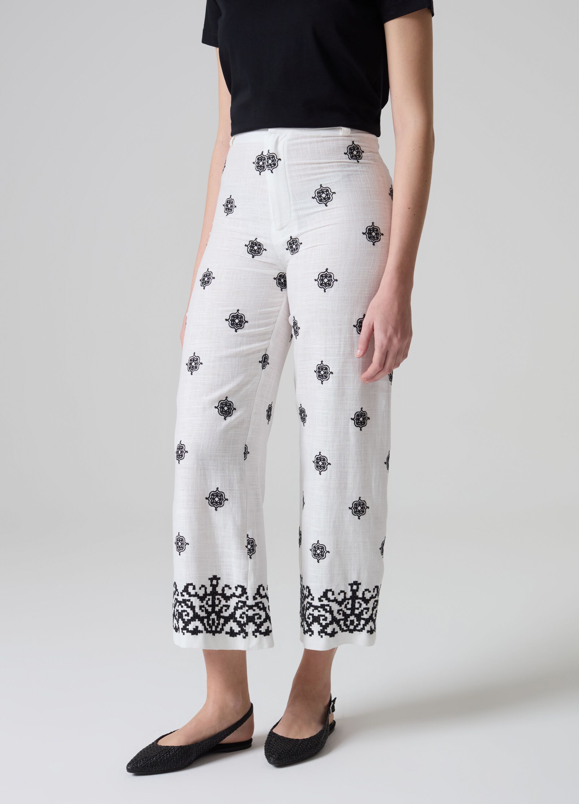 Pantalón wide leg con bordados étnicos_1