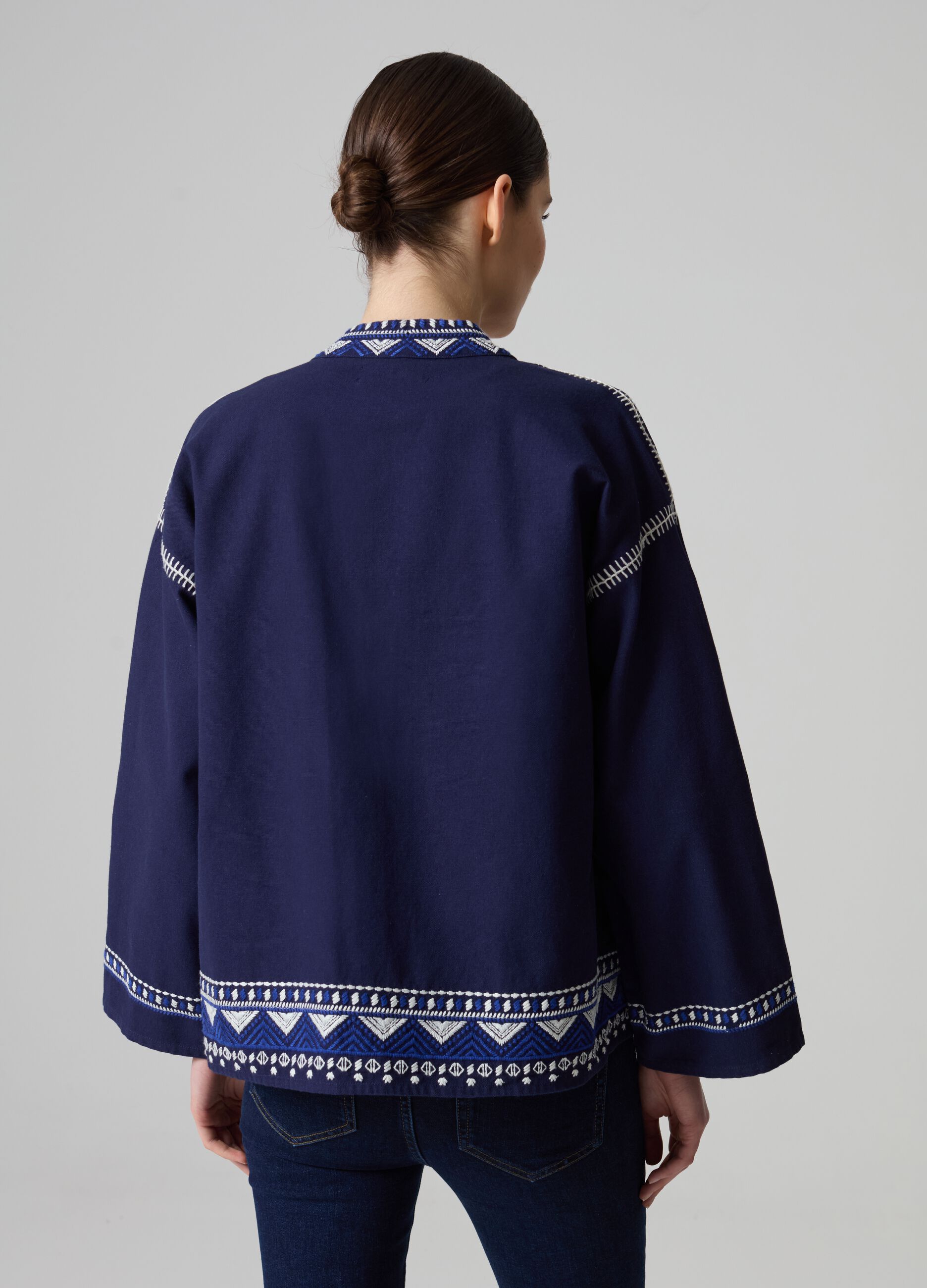 Chaqueta tipo kimono con aplicaciones étnicas