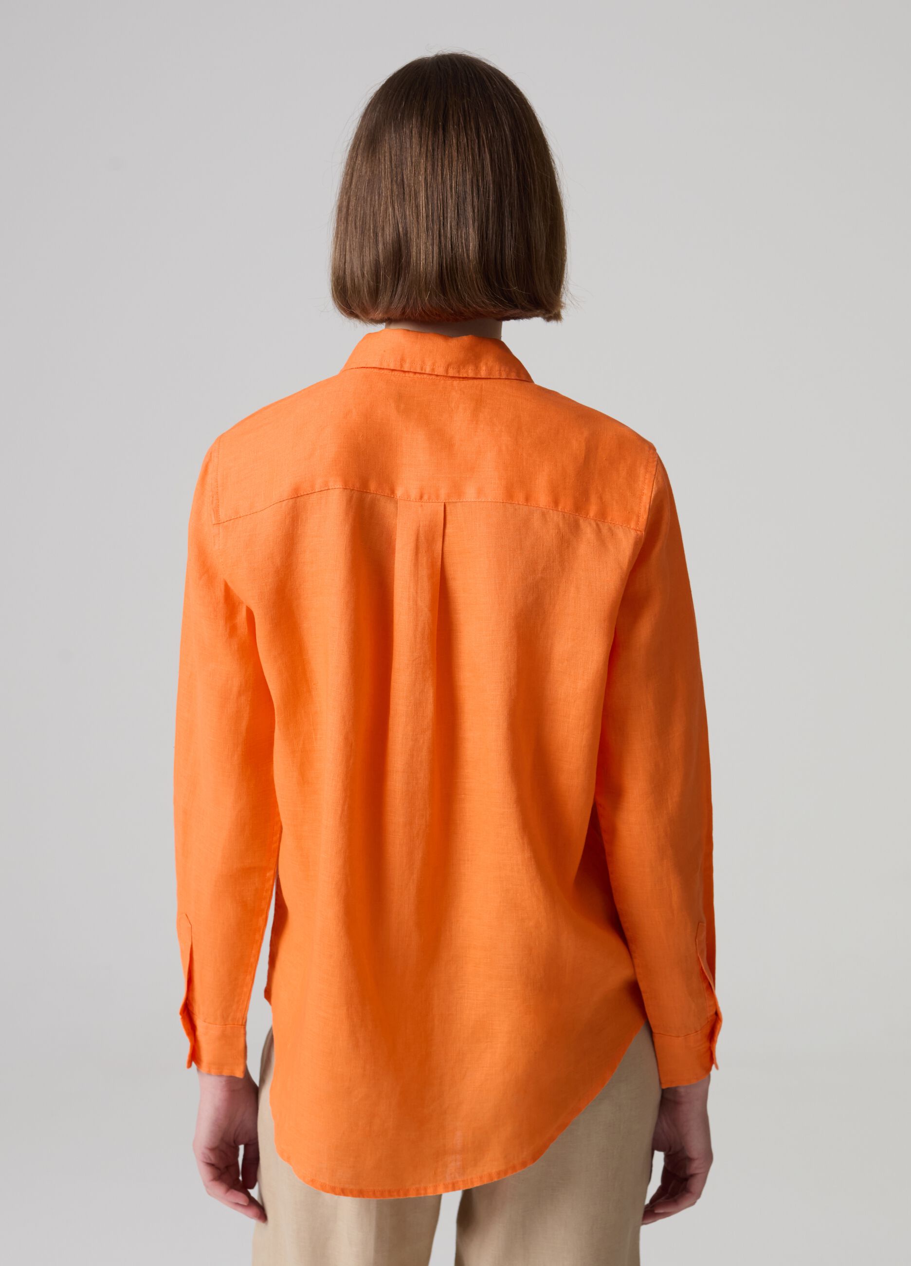 Relaxed-fit shirt in solid colour linen_2