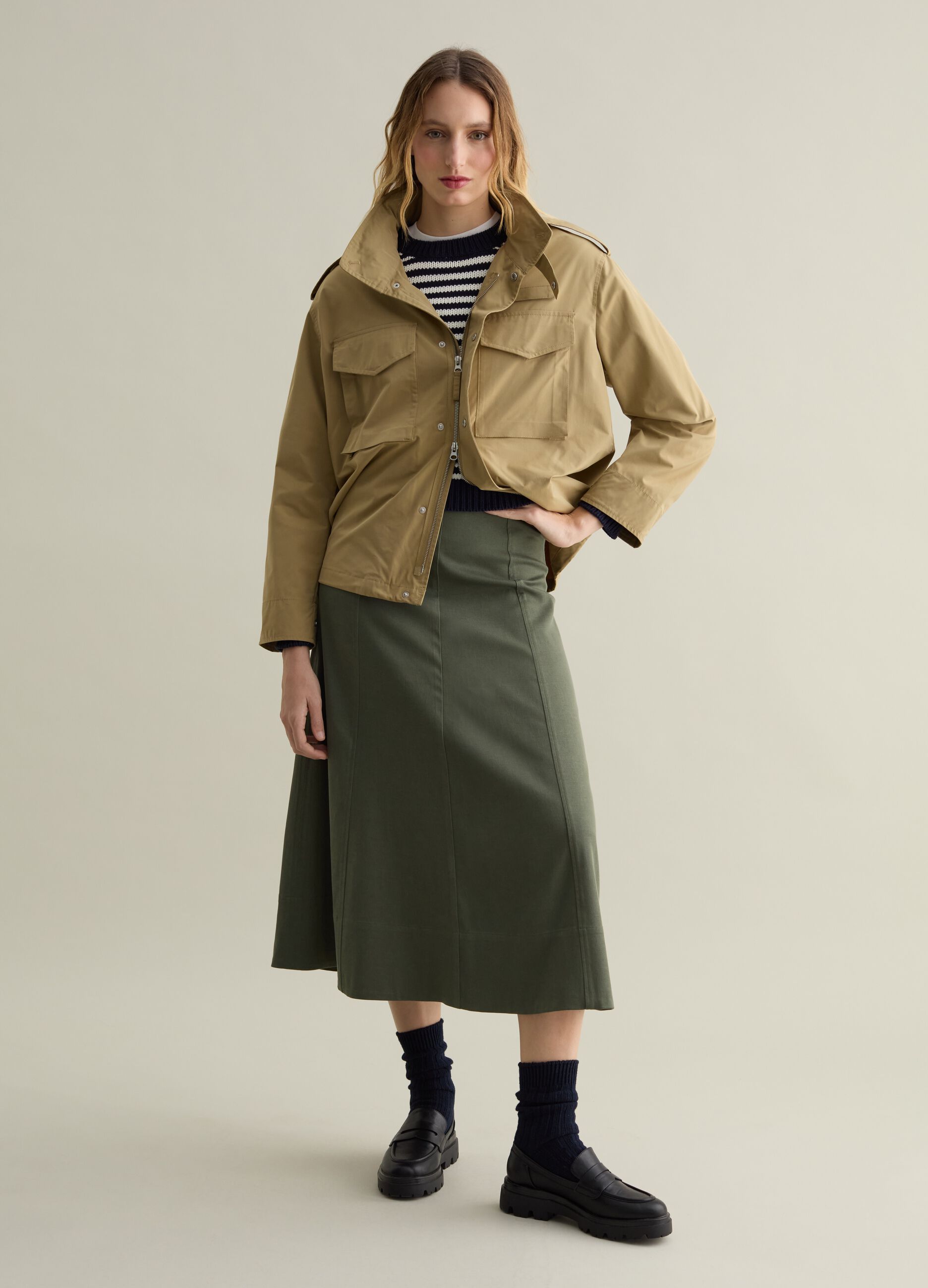 Chaqueta sahariana corta con cuello alto
