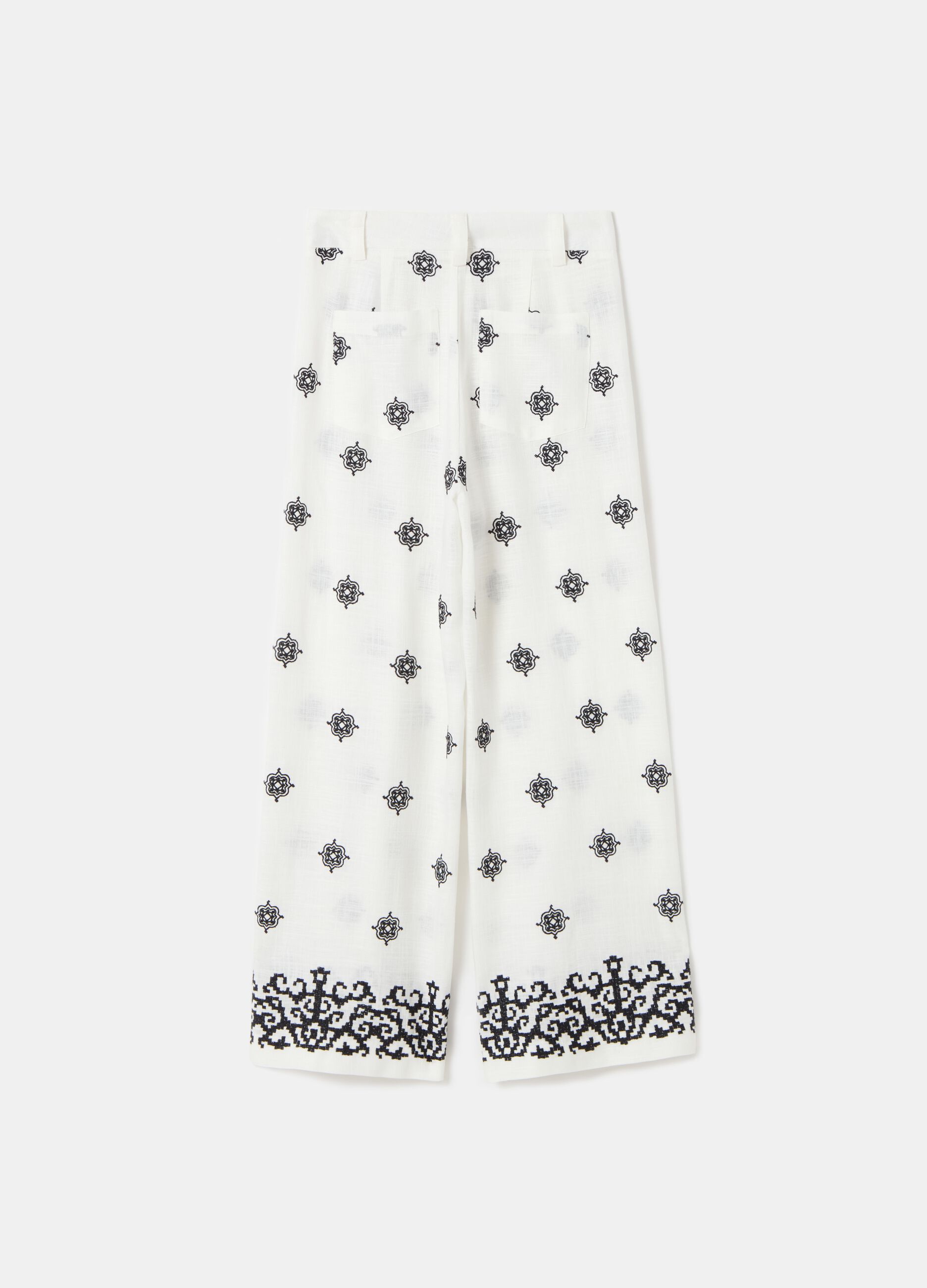 Pantalón wide leg con bordados étnicos_4