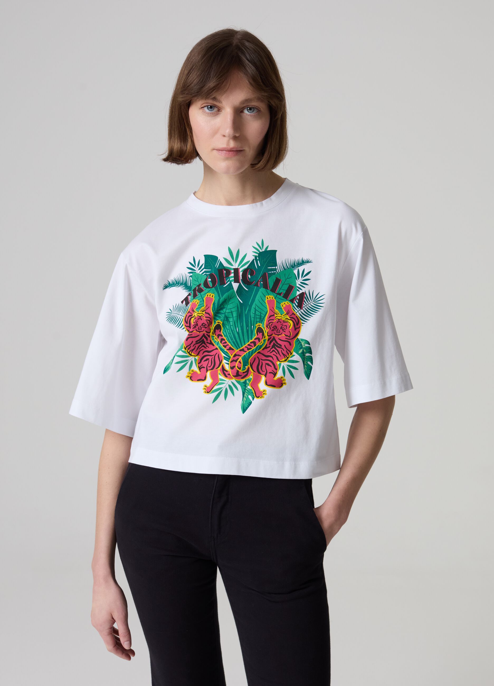 Camiseta over con estampado tropical_0