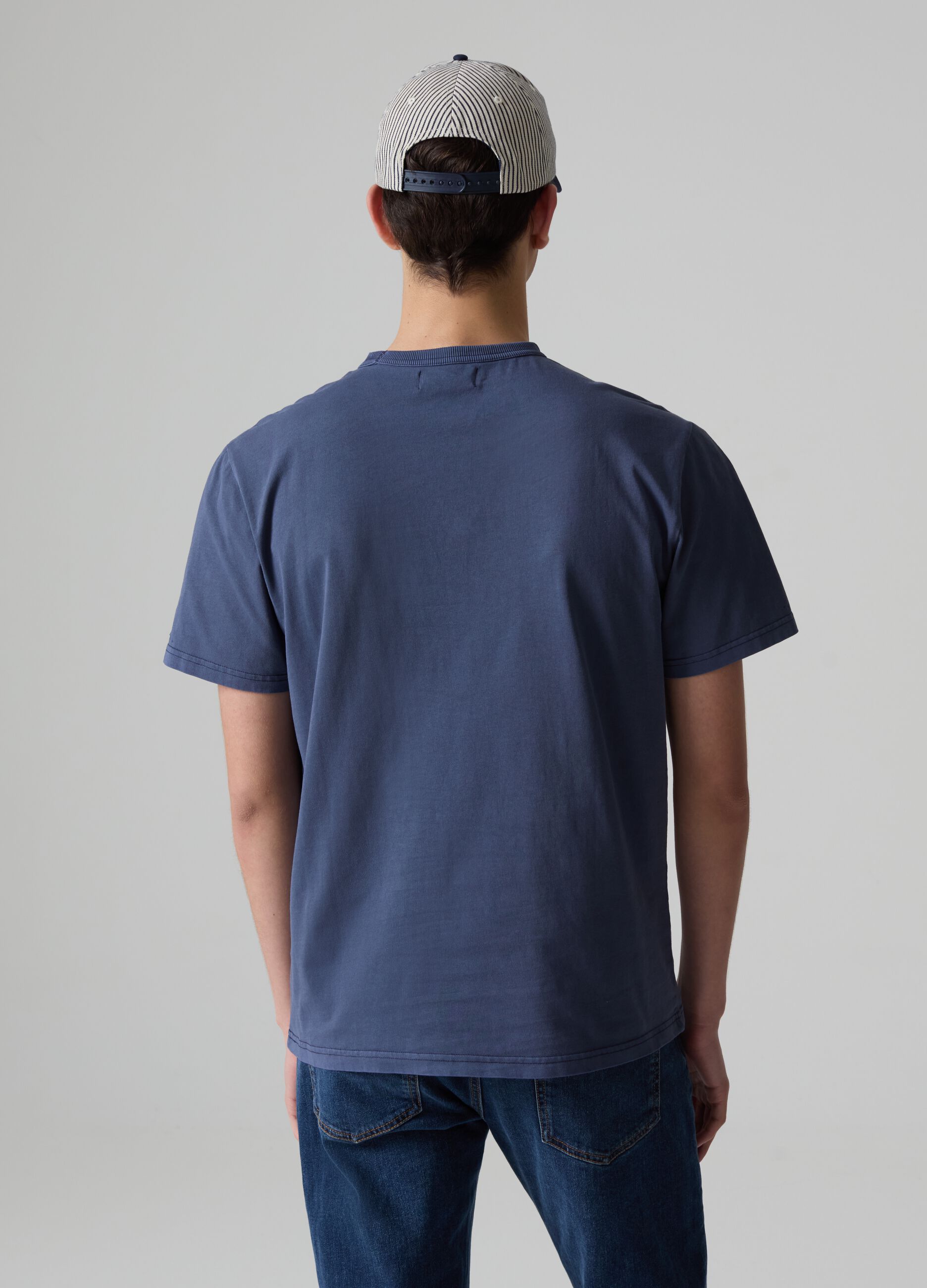 T-shirt with round neck and pocket