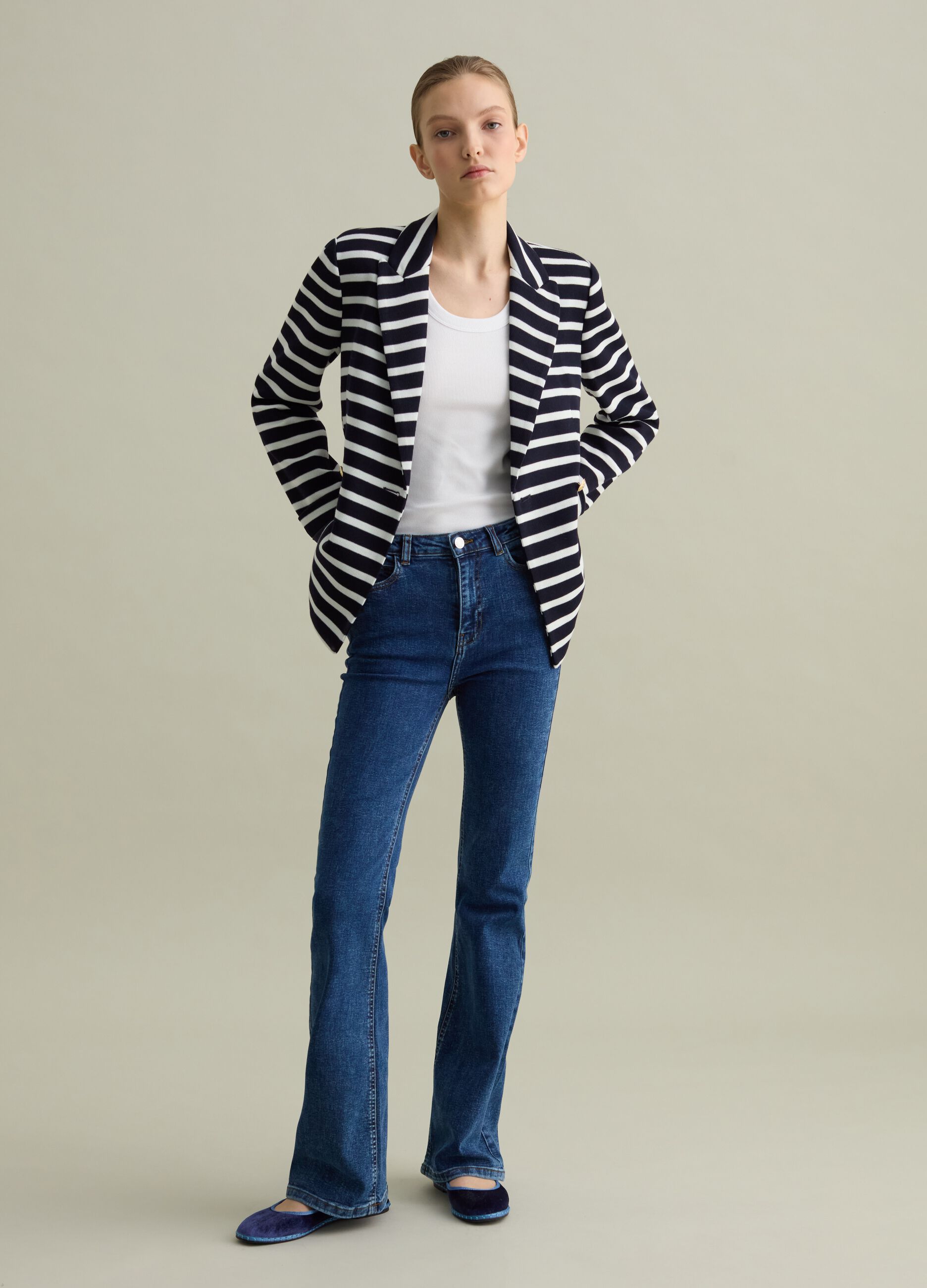 Blazer cruzado de punto con botones dorados