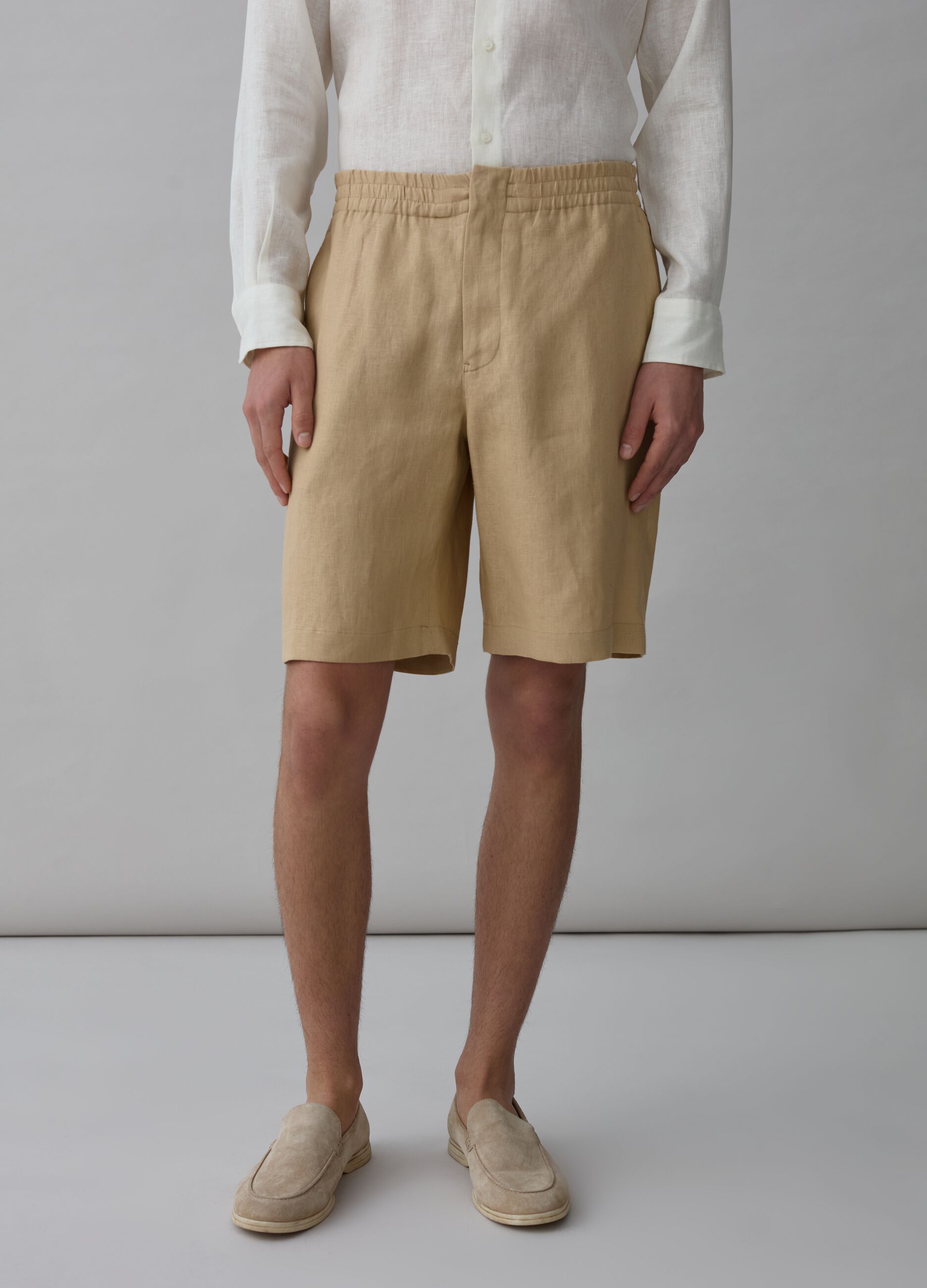 Contemporary Bermuda shorts in linen