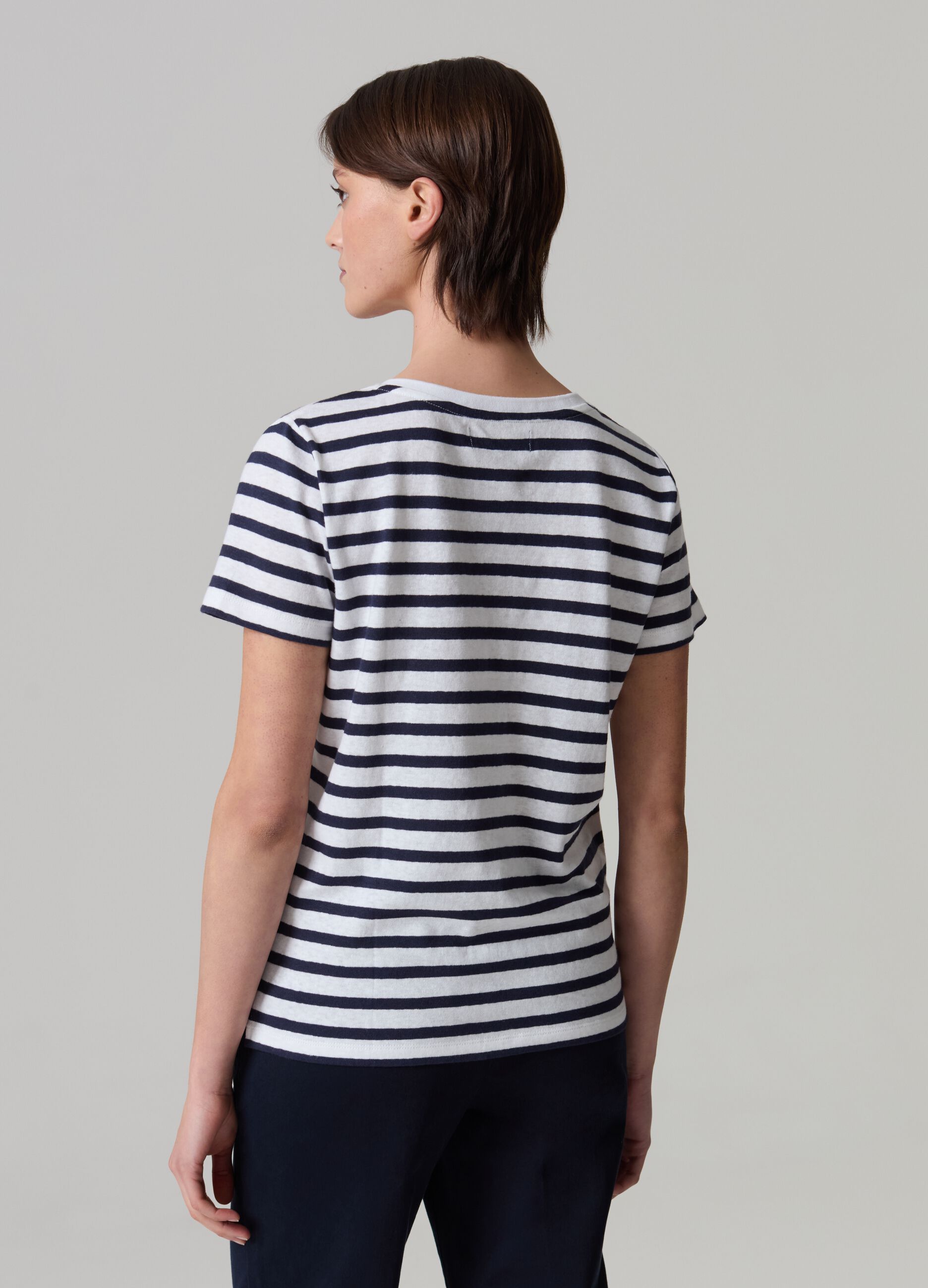 Striped linen and cotton T-shirt with V neck_2
