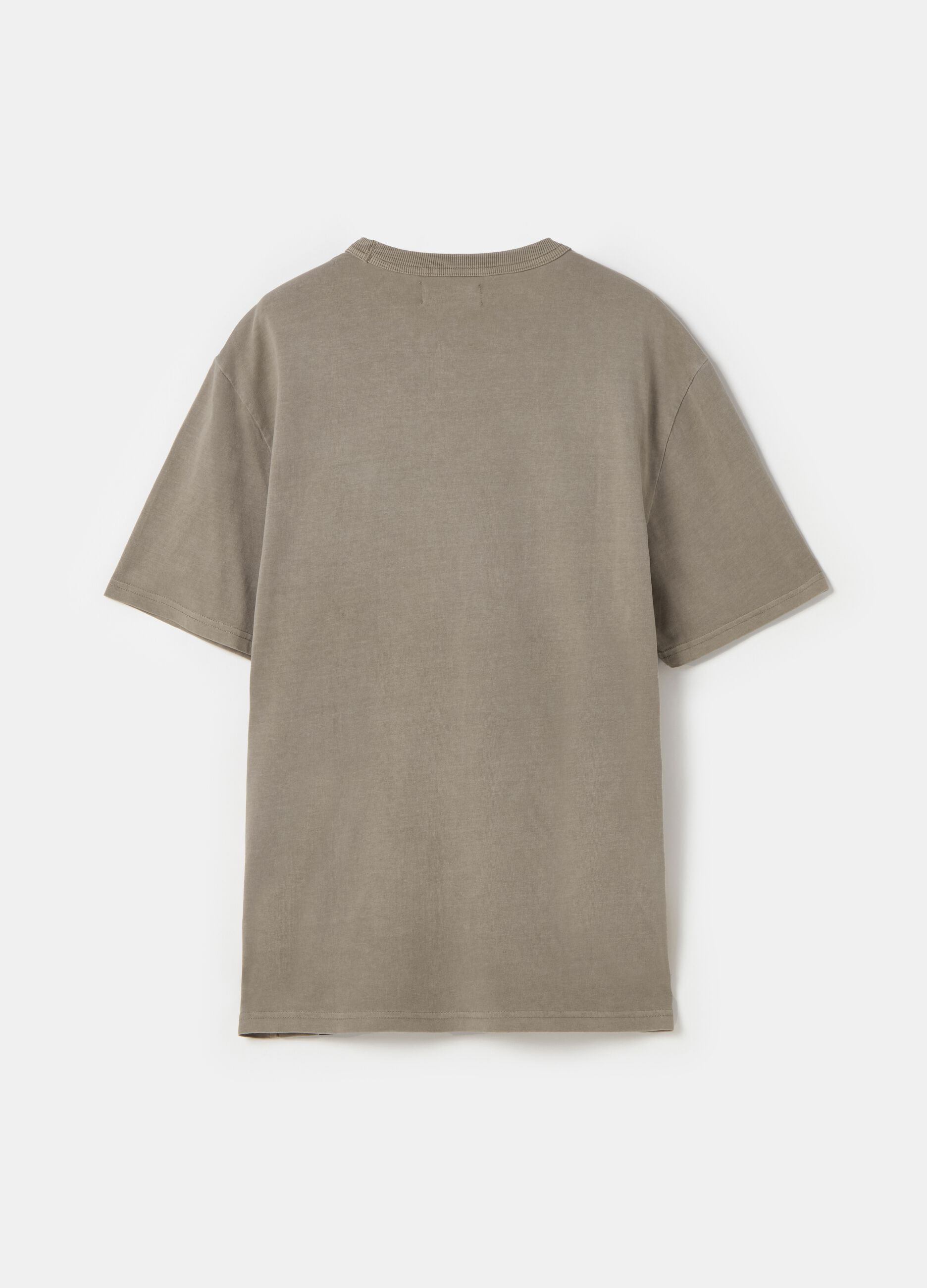 T-shirt with round neck and pocket