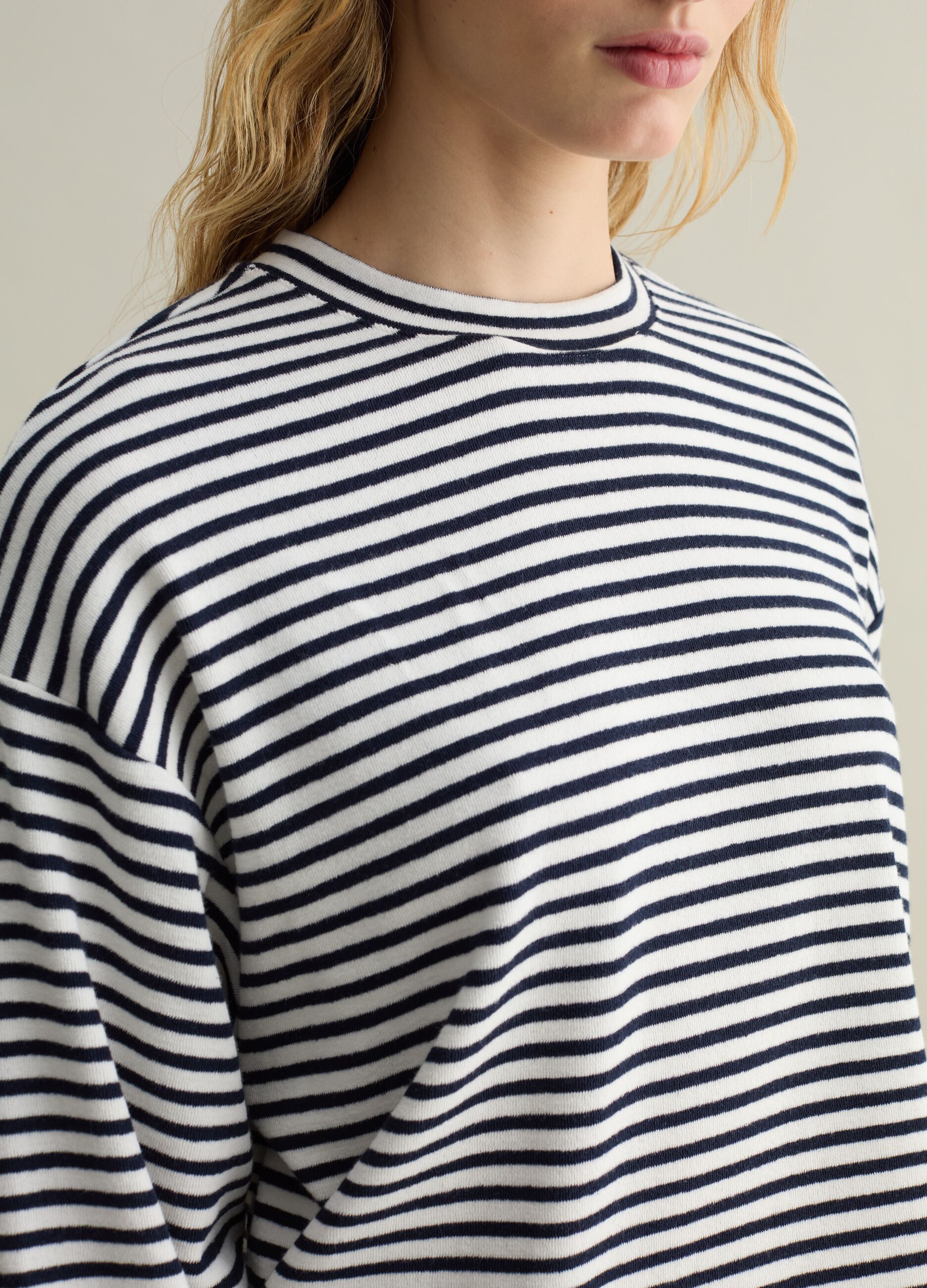 Sweatshirt with thin stripes