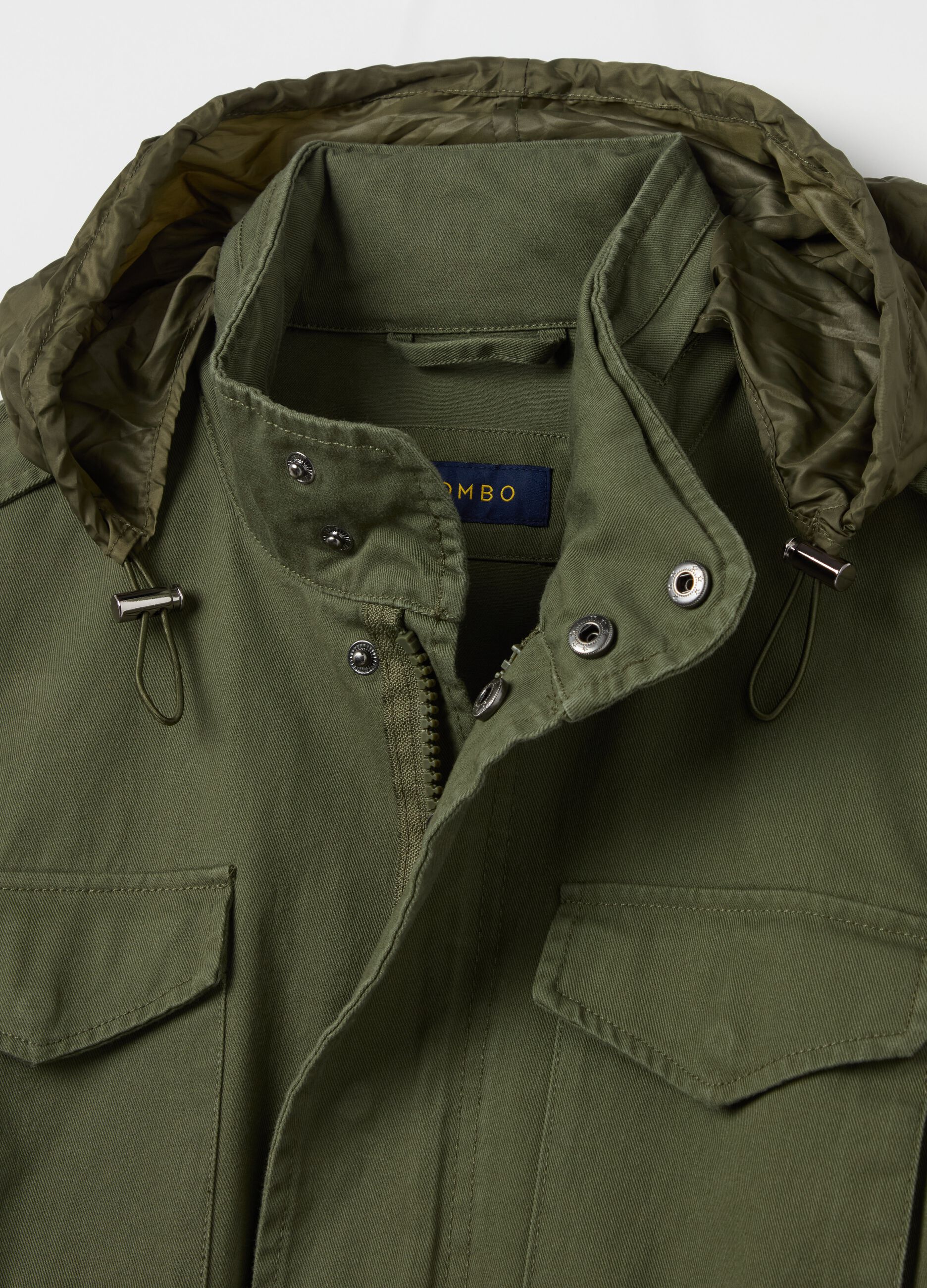 Chaqueta sahariana corta con capucha interior