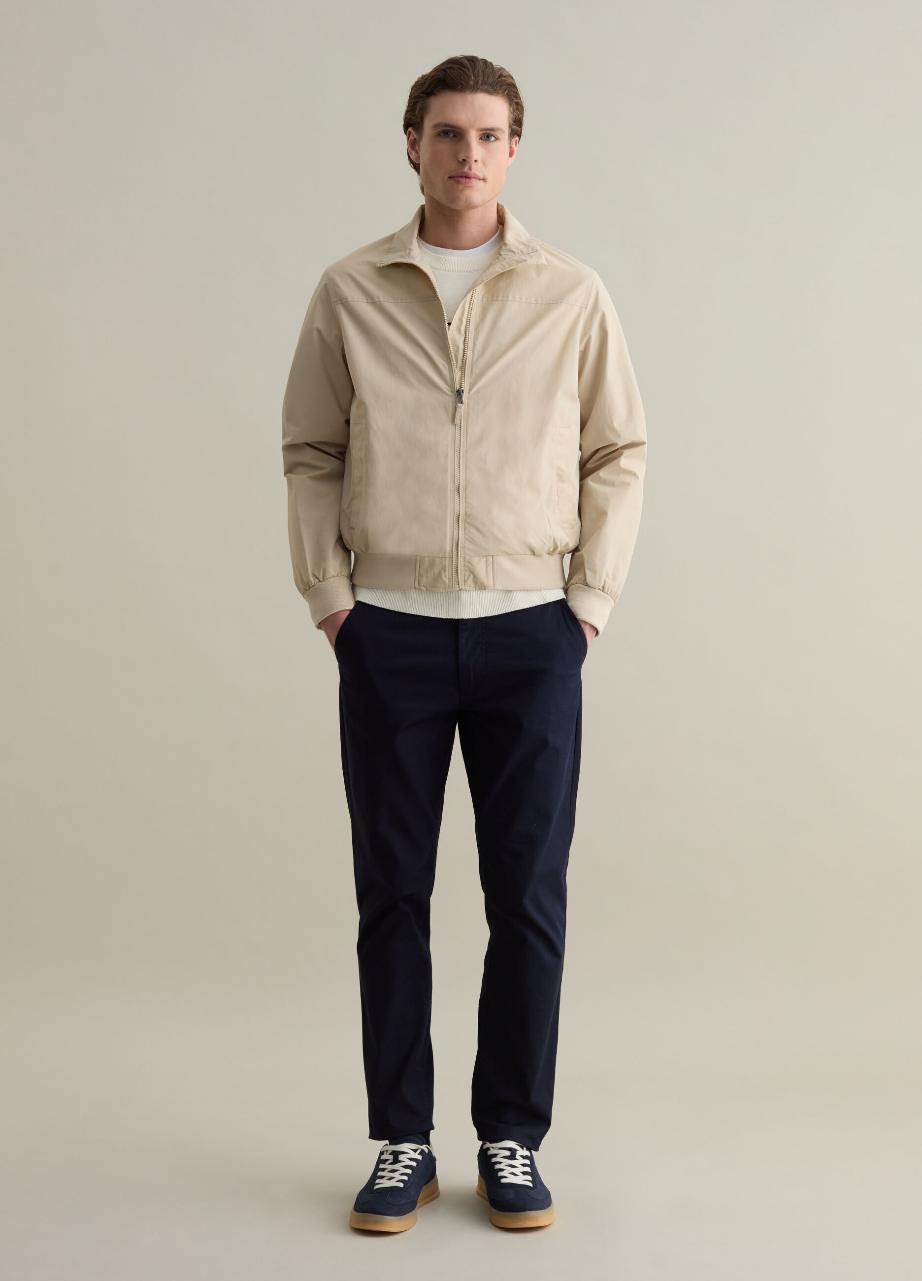 Cazadora bomber con cremallera de cuello alto