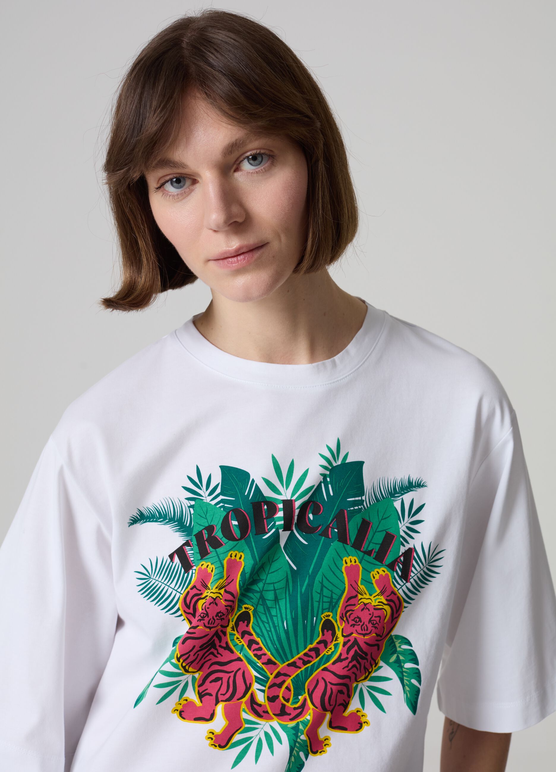 Oversized T-shirt with tropical print_1