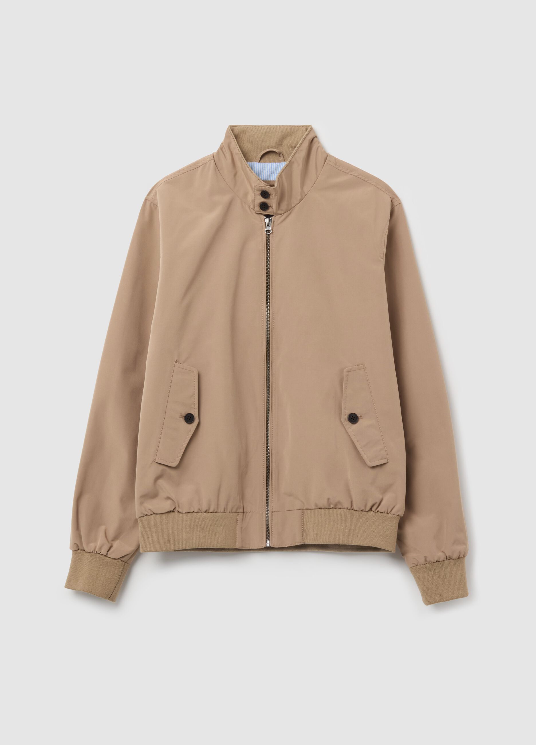 Cazadora bomber con cremallera de cuello alto