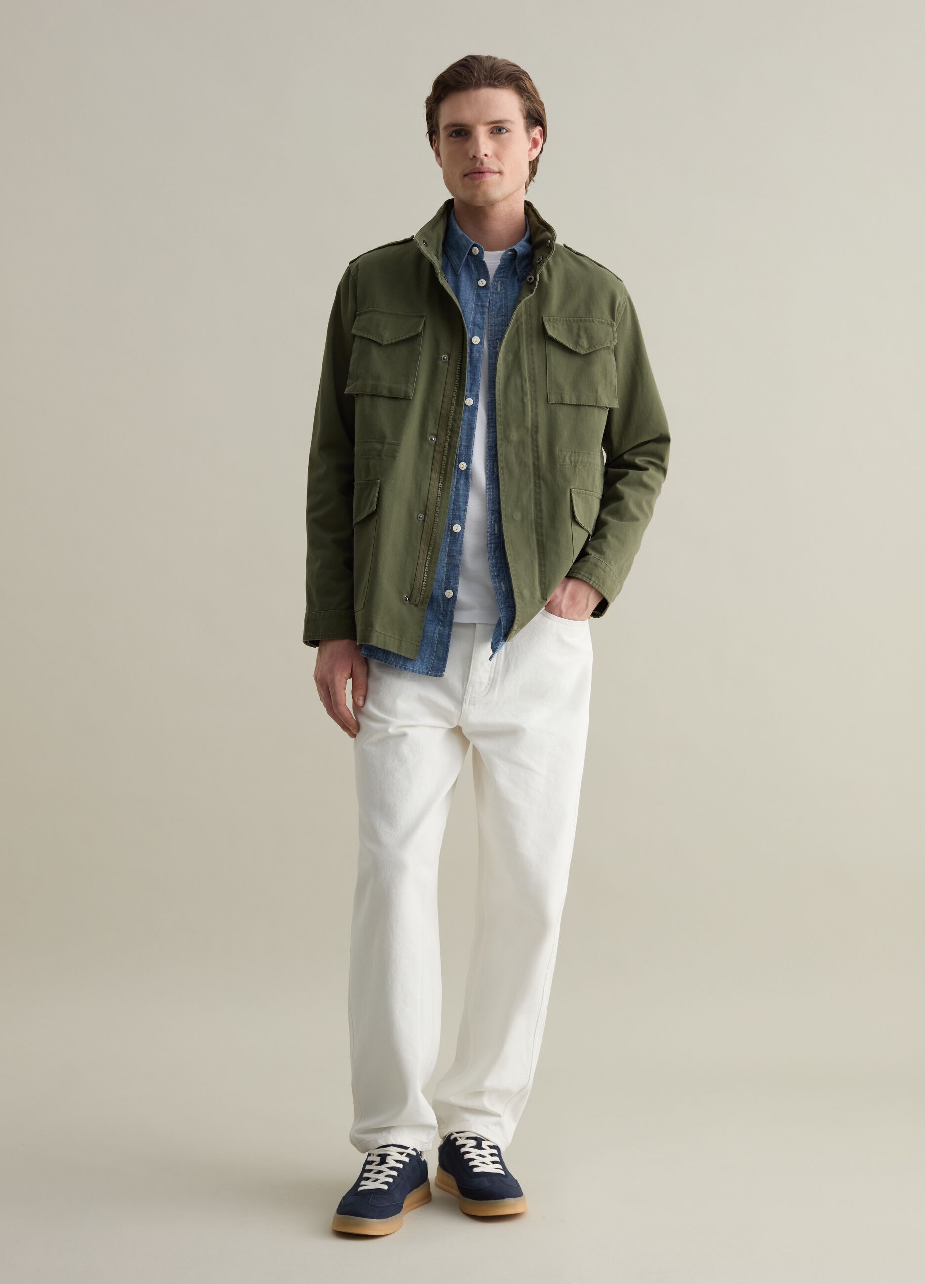 Chaqueta sahariana corta con capucha interior