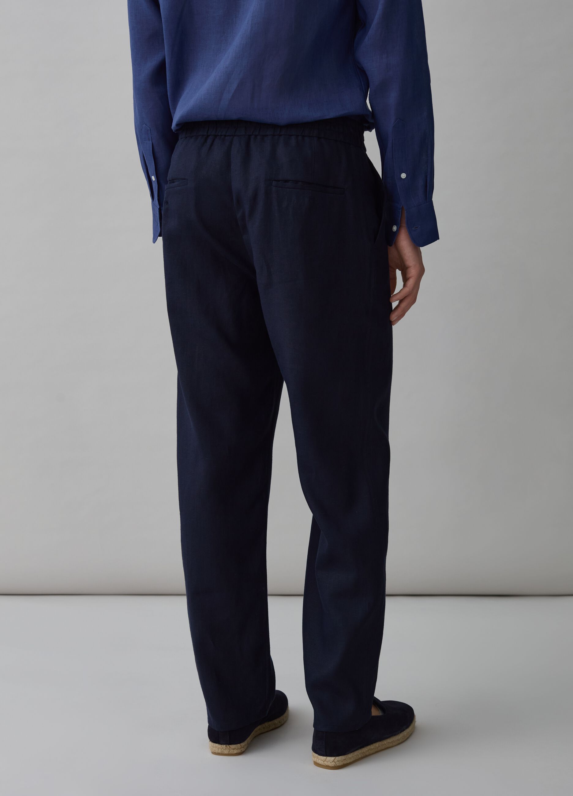 Contemporary trousers in linen