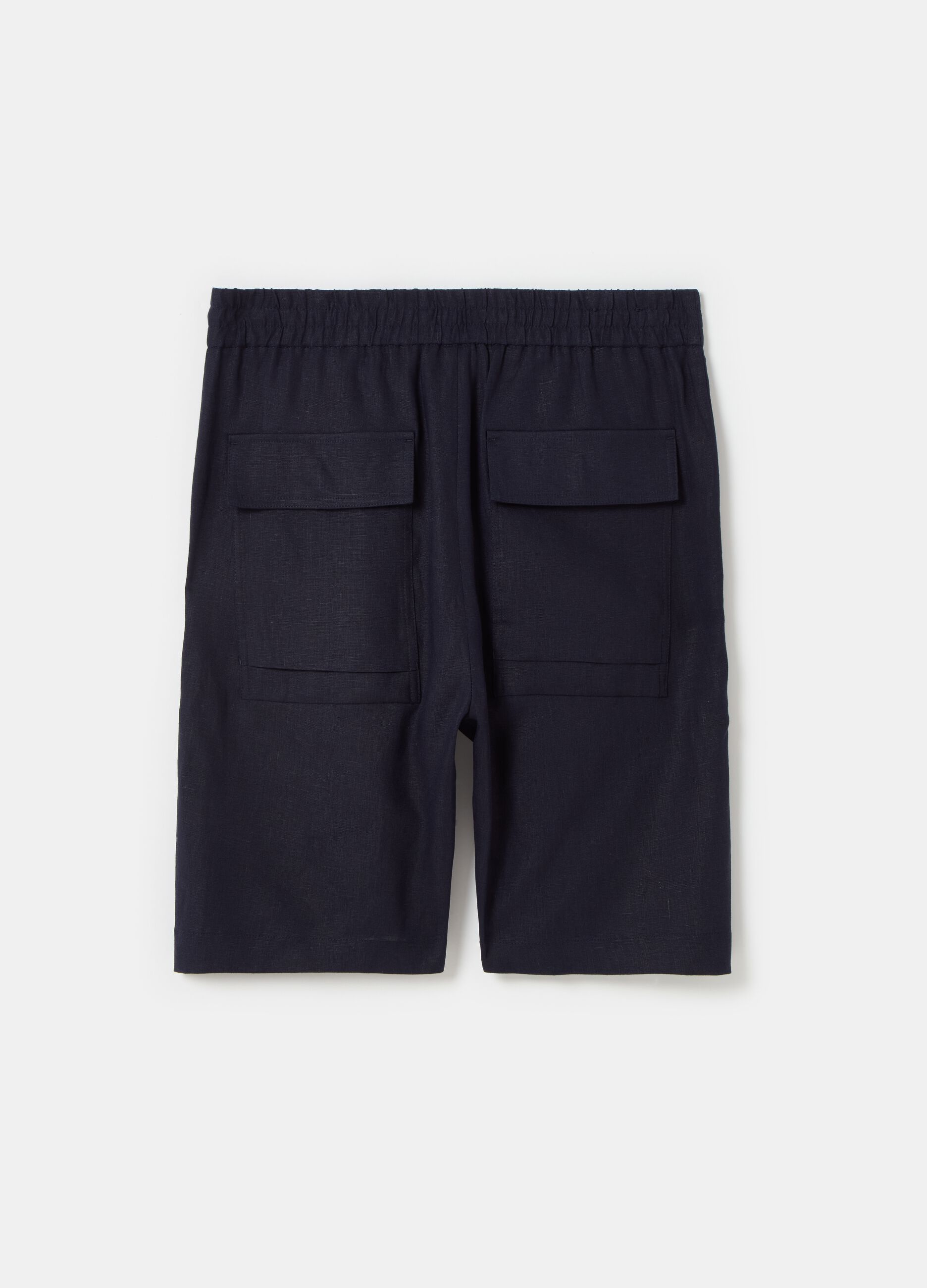 Contemporary Bermuda shorts in linen