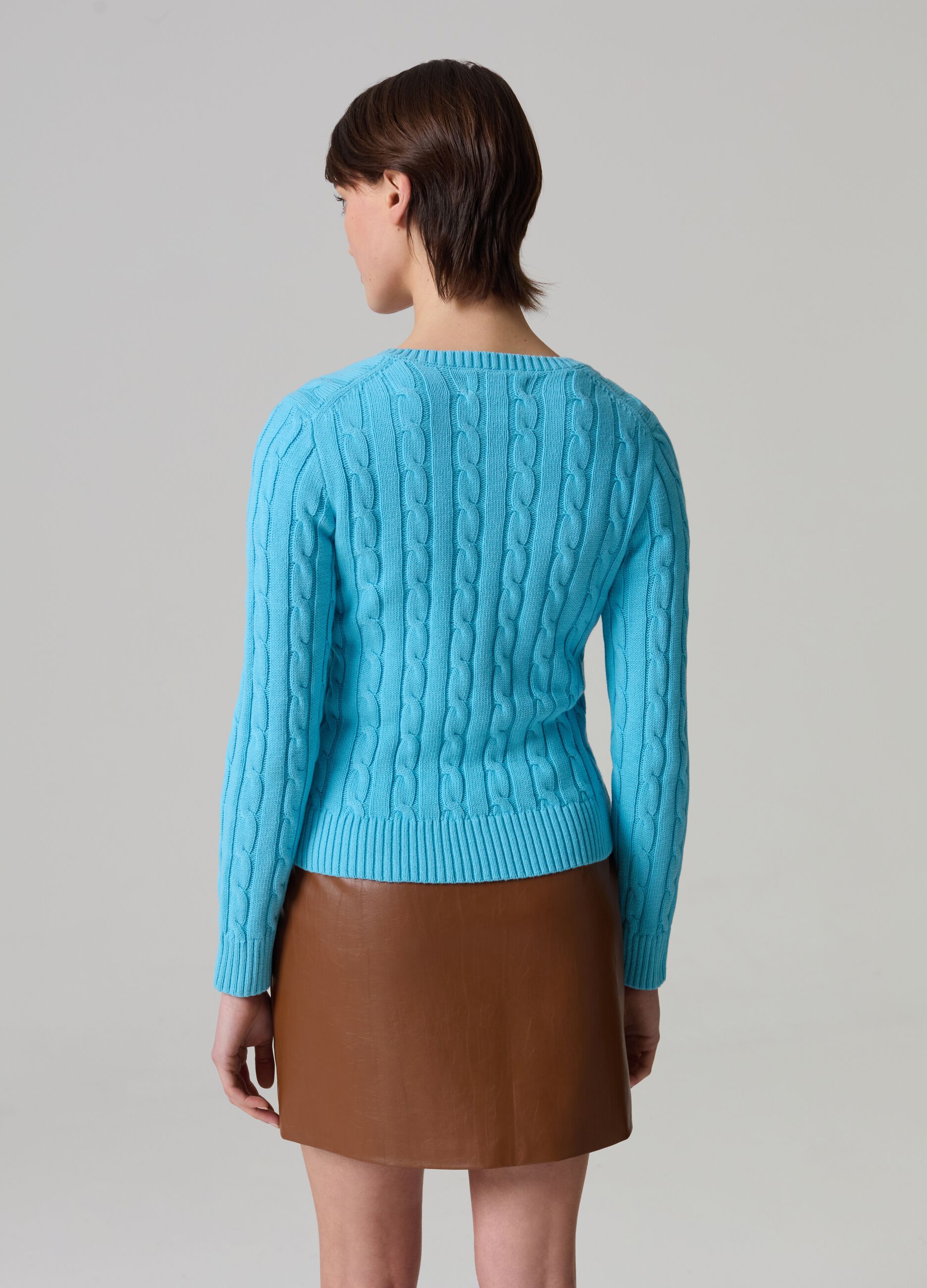 Pullover with V neck and cable-knit design_1