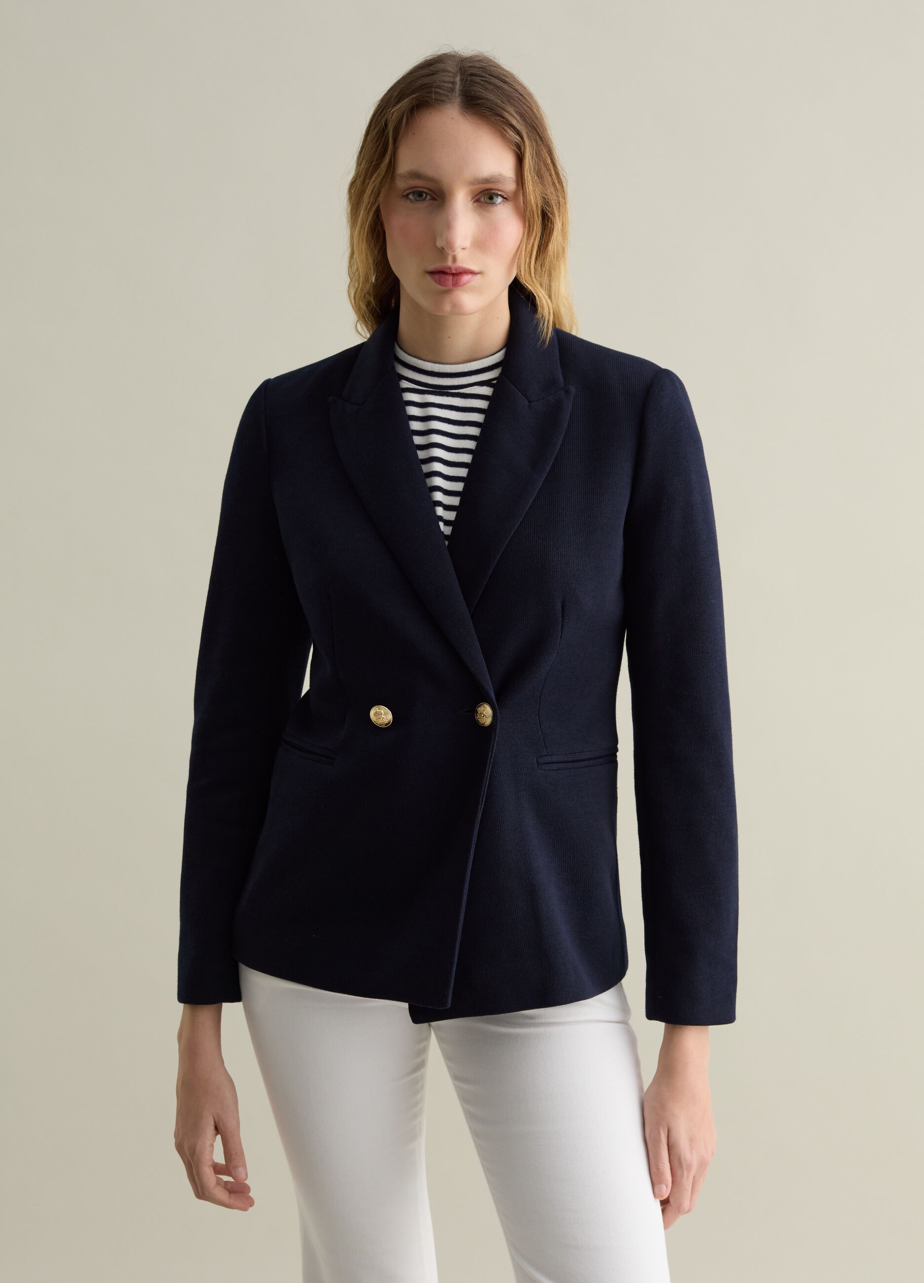 Blazer cruzado de punto con botones dorados